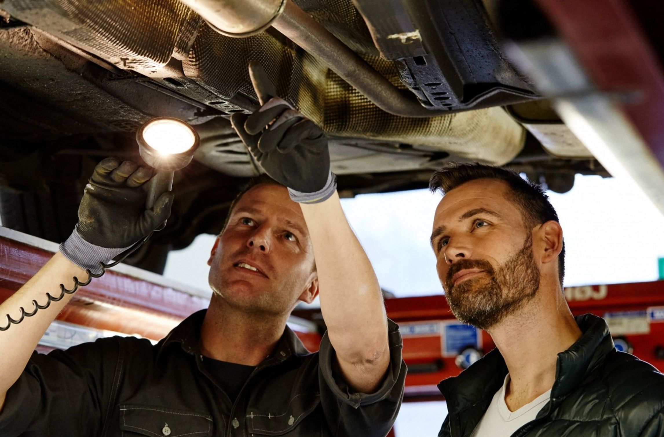 FDM medarbejder kontroller bil for rustbeskyttelse