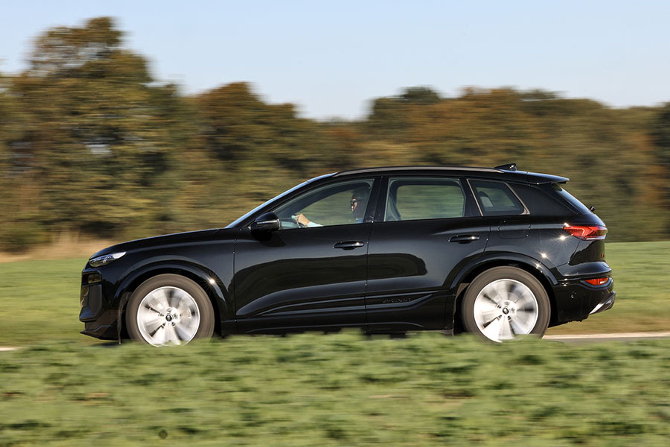 Audi Q6 er en stor SUV, og du kan mærke, at du sætter dig lidt op i den. Det gør også, at den har en større luftmodstand, så rækkevidden er ikke så imponerende, når man tager batteriet på 95 kWh i betragtning. 445 km er en fin distance, men effektiviteten er blot 4,8 km/kWh ved 110 km/t. på motorvej.