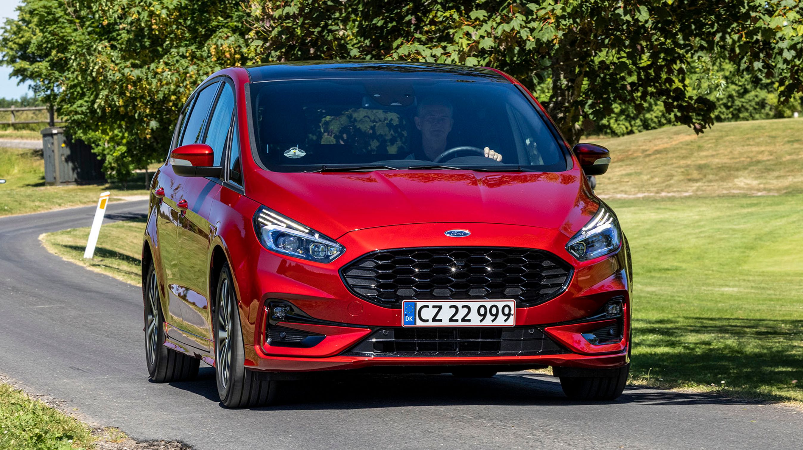 Ford S-Max er en stor MPV, der fås i udgaver med enten fem eller syv sæder. Her er det udgaven med syv sæder i hybrid-udgaven, vi har testet.