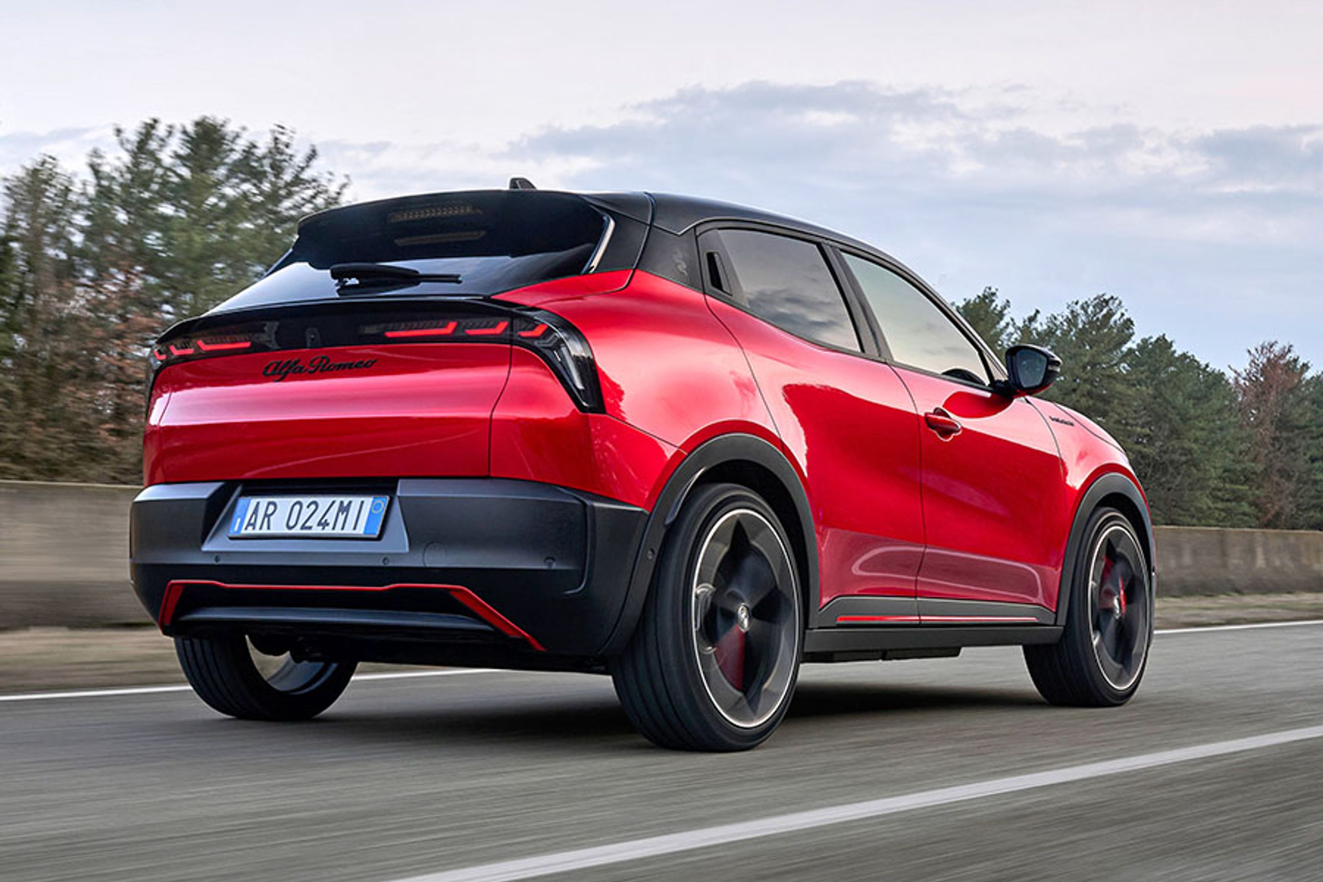 Bagenden er udformet med et lille knæk, der får Junior til at bryde med designet på en SUV eller en hatchback. Under bagruden står der „Alfa Romeo“ med den karakteristiske skråskrift, og ingen steder står der Junior.