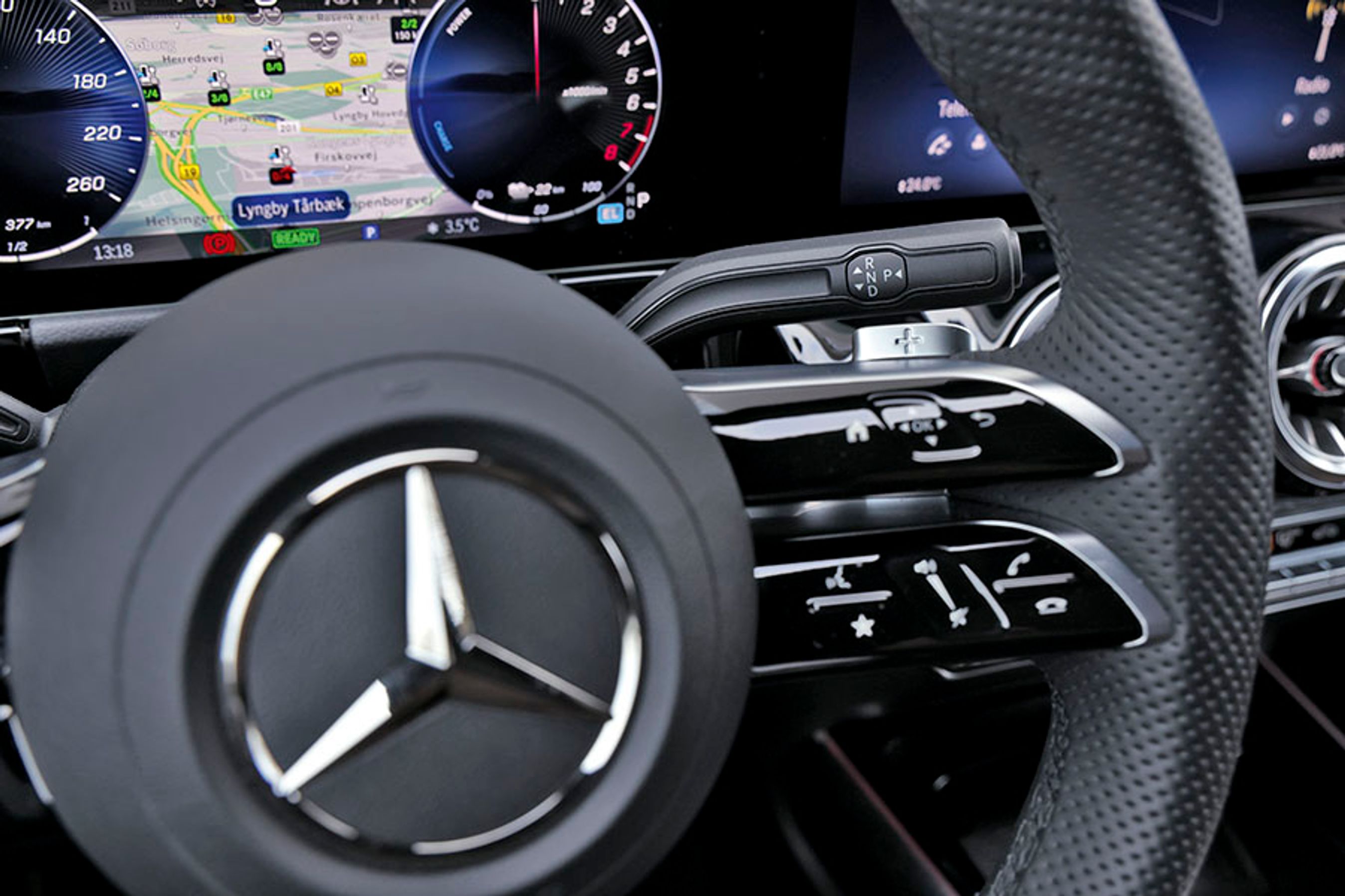 I GLA er gearvælgeren placeret foran rattet i den højre side, og den løsning fungerer rigtig godt i hverdagen.