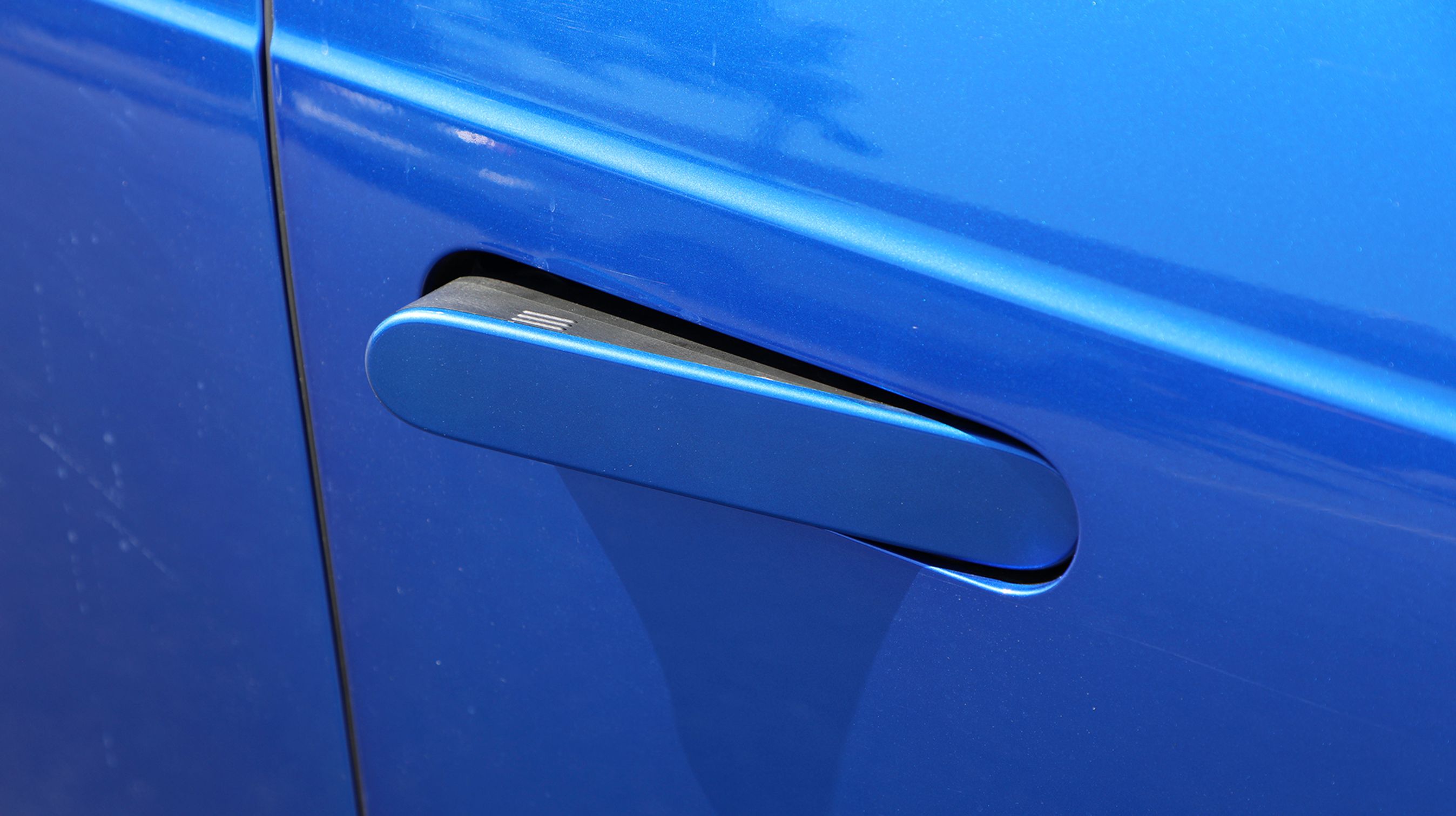 Dørhåndtagene vipper fint ud, når man låser bilen op. De er lette at bruge på fordørene, mens bagdørenes greb er vanskelige at betjene.