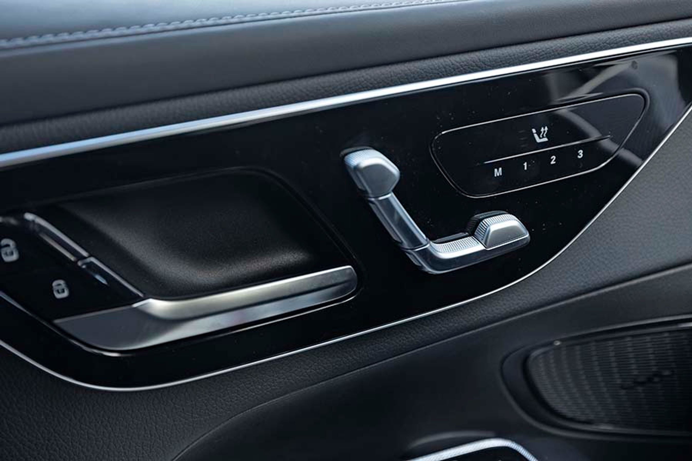 Den elektriske justering af sæderne sidder på dørsiden og ikke på siden af selve sædet. Det er klassisk Mercedes-løsning, og det er nemt selv at foretage mikrojusteringer af sidepositionen, så man sidder optimalt. 