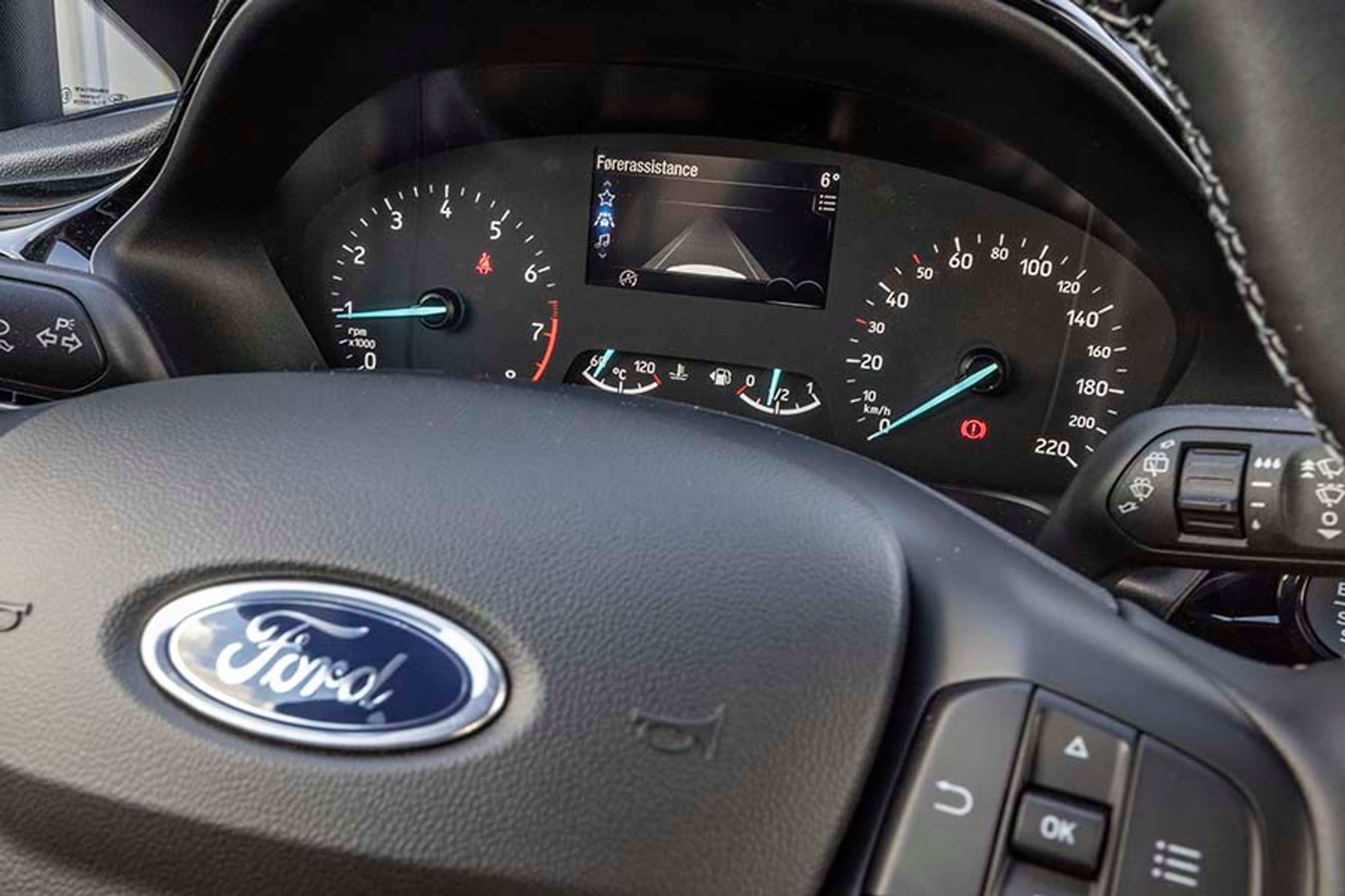 Cockpittet er med viserinstrumenter, men speedometeret er tydeligt.