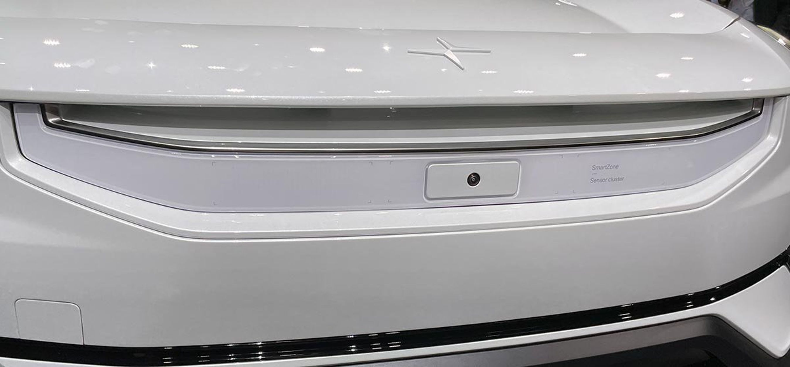 Polestar har en noget særpræget front. I stedet for en (køler-)grill benytter Polestar pladsen til en 'smartzone', hvor et stort antal sensorer sidder. Det står ligefrem på panelet, som også har synlige varmetråde.