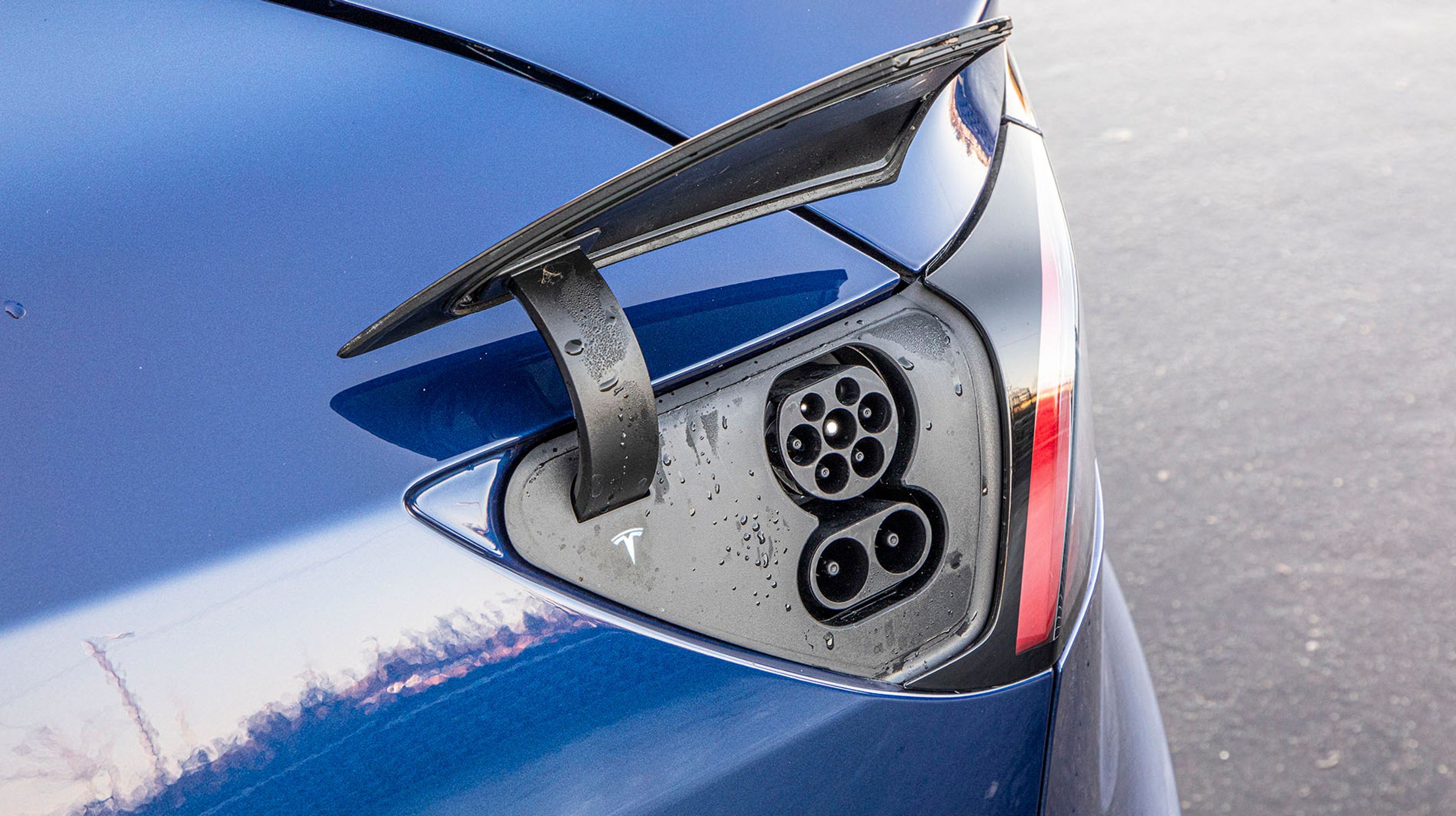 Man kan lade bilen med 11 kW hjemme, og det gør det muligt at lade bilen helt op på otte timer. Undervejs kan bilen i teorien lades med op til 275 kW, men vi kunne ikke få hastigheden meget længere op end 125 kW. Det gav omtrent 150 km på 15 minutter.