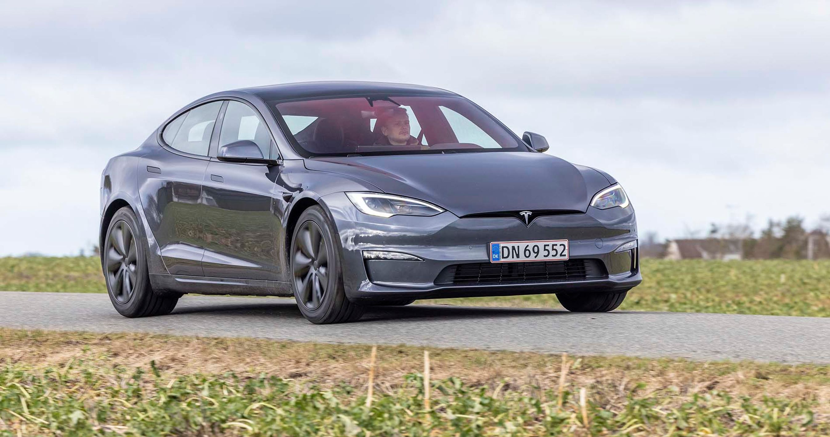 Tesla Model S Plaid set forfra