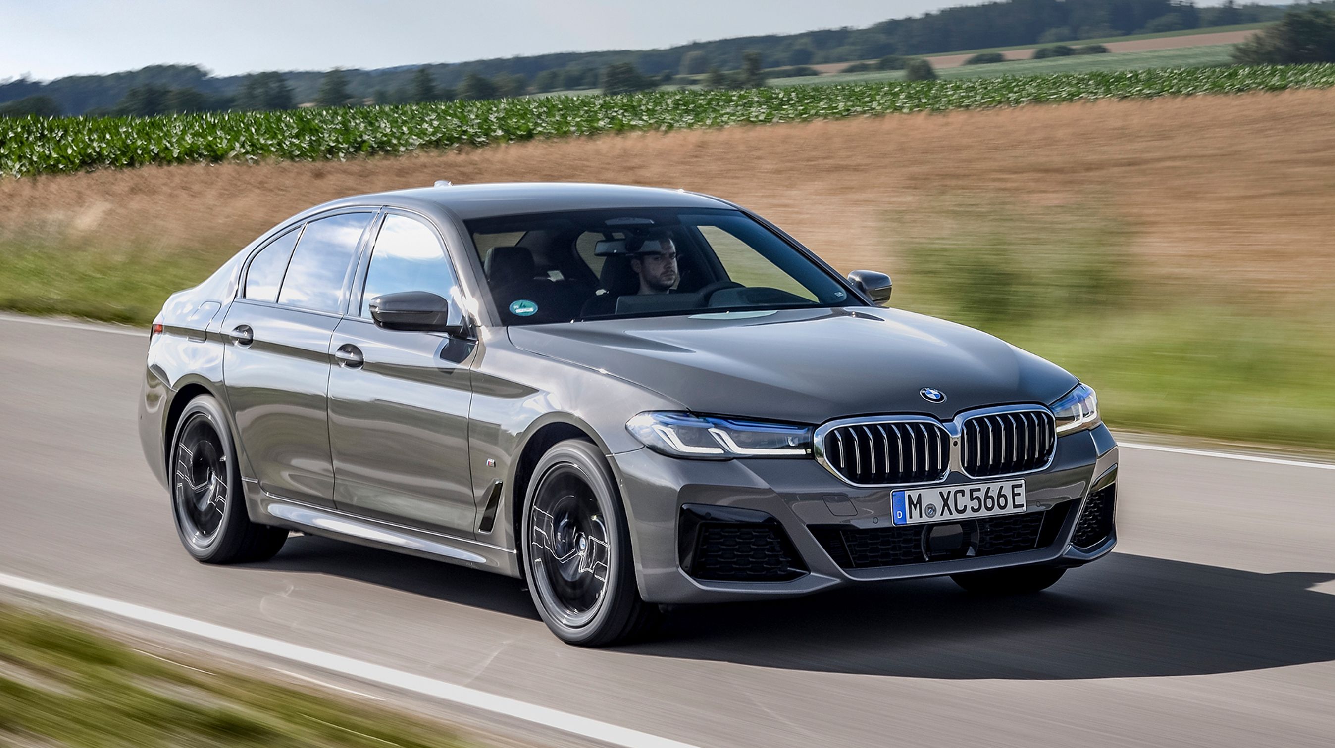 Den nye BMW 545e fås kun som firedørs sedan, men prisen er skarp på grund af en mere lempelig afgift på bilen.