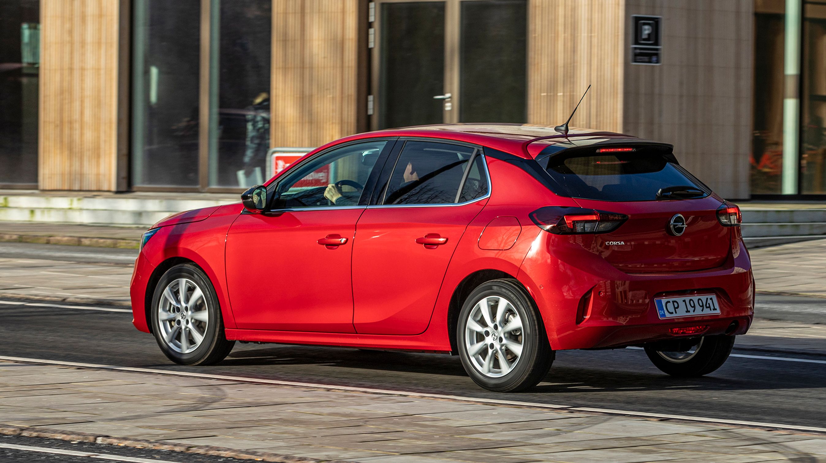 Opel Corsa har samme proportioner som Peugeot 208, som den deler teknik med, men designet adskiller sig. Corsa fås kun som femdørs.