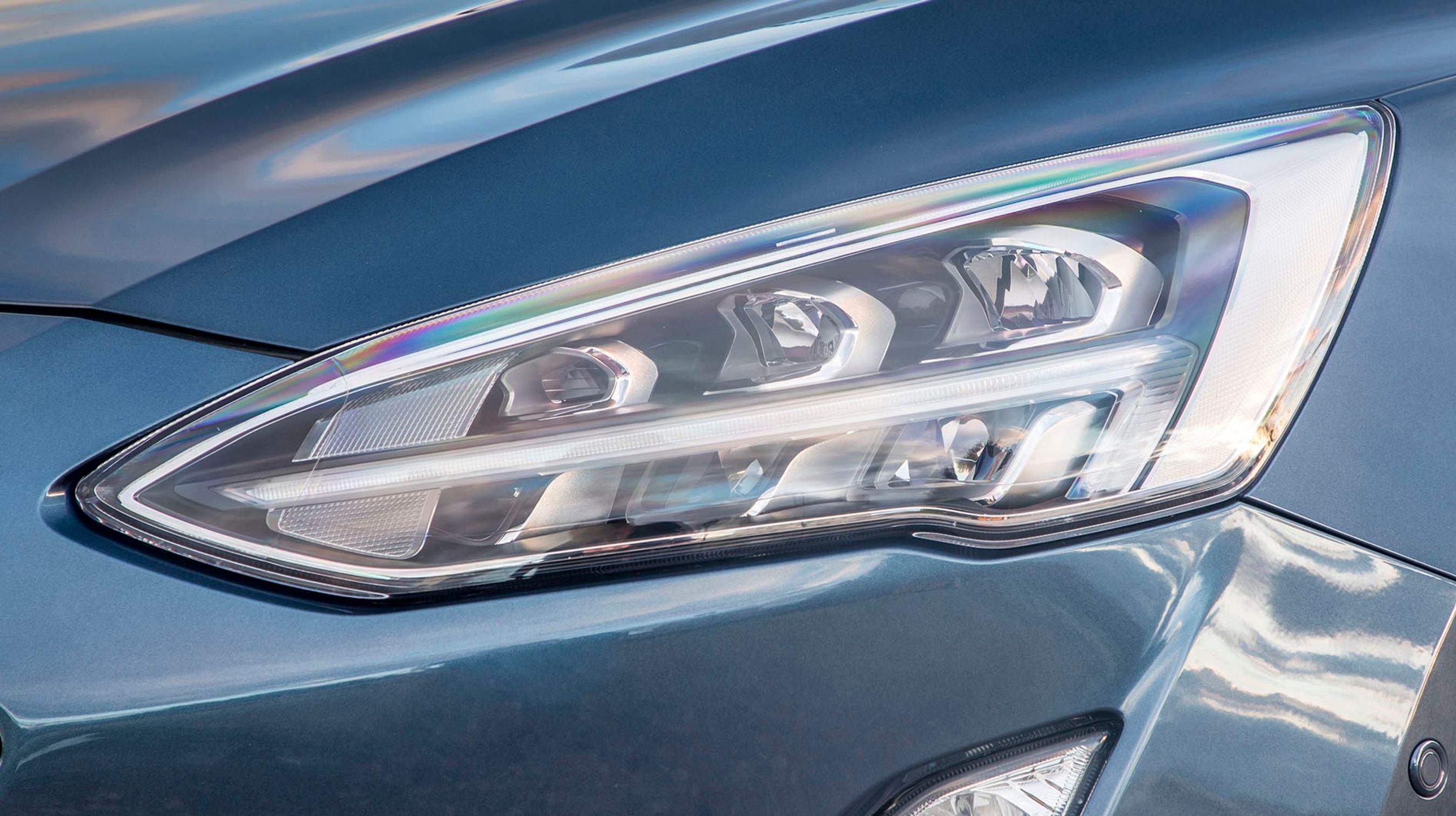 LED-forlygter er standard på alle udgaver. Dynamiske forlygter med blændfrit fjernlys er ekstraudstyr.