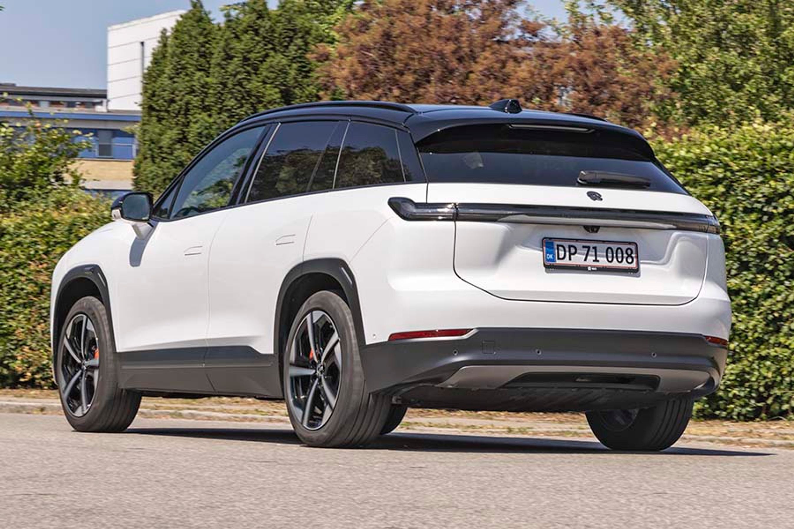 Nio EL7 set bagfra, men den holder foran en hæk