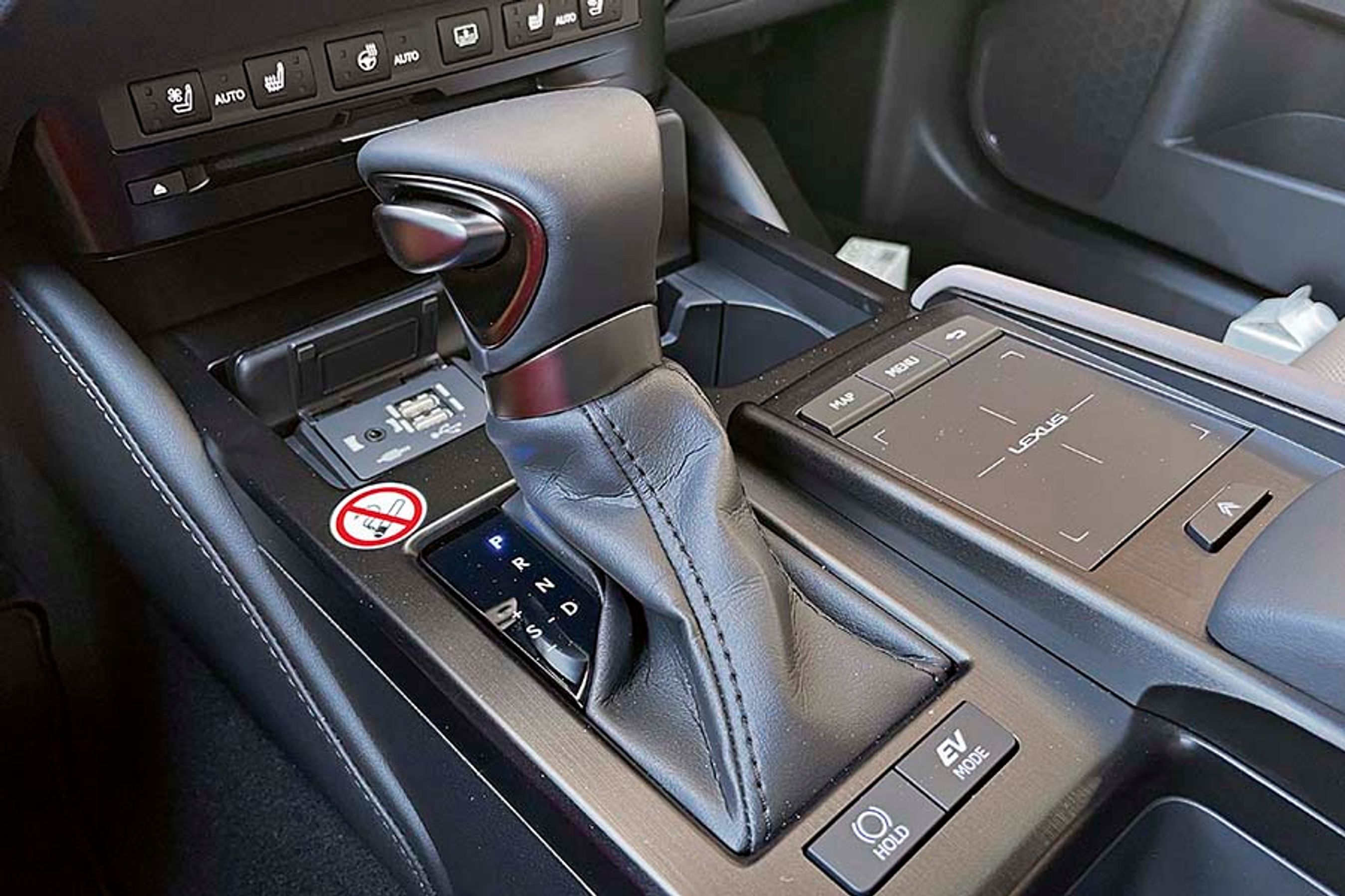 Gearvælgeren er af den mekaniske type, der ikke selv går i P.