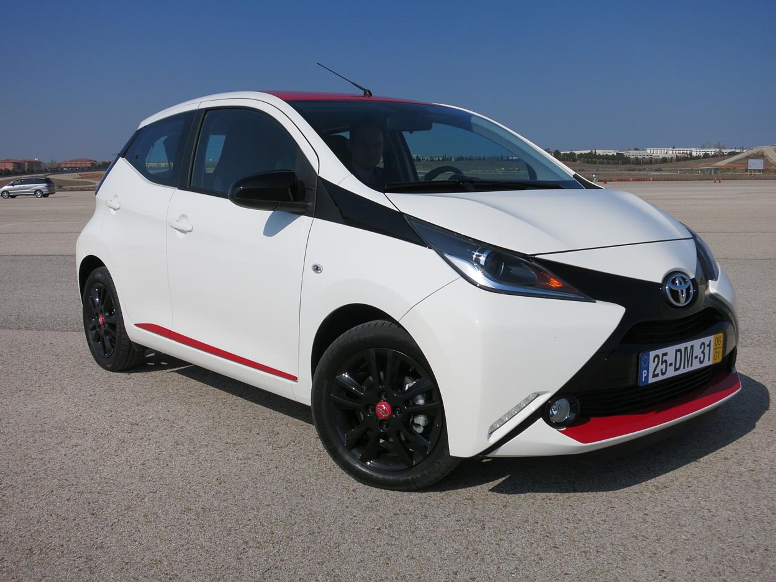 Toyota Aygo kan personaliseres med forskellige farver mellem bil og plastpaneler samt særlige design-klistermærker og letmetalfælge med farvede centerkapsler.