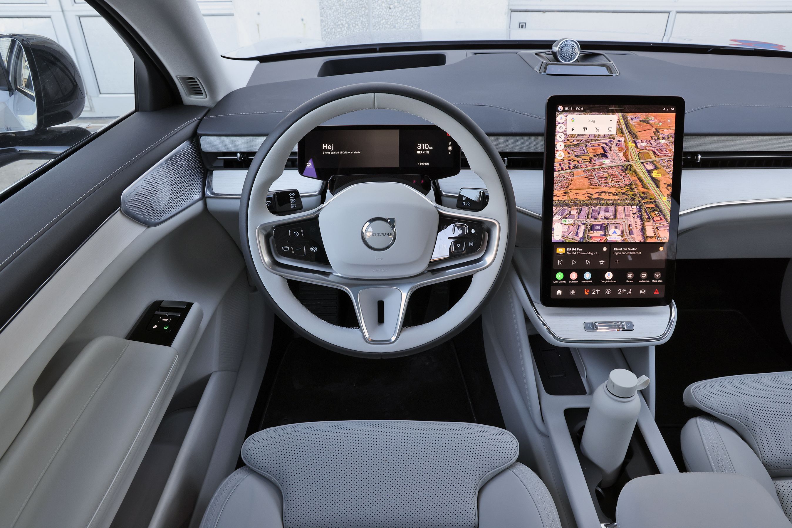 Førerpladsen i en Volvo ES90