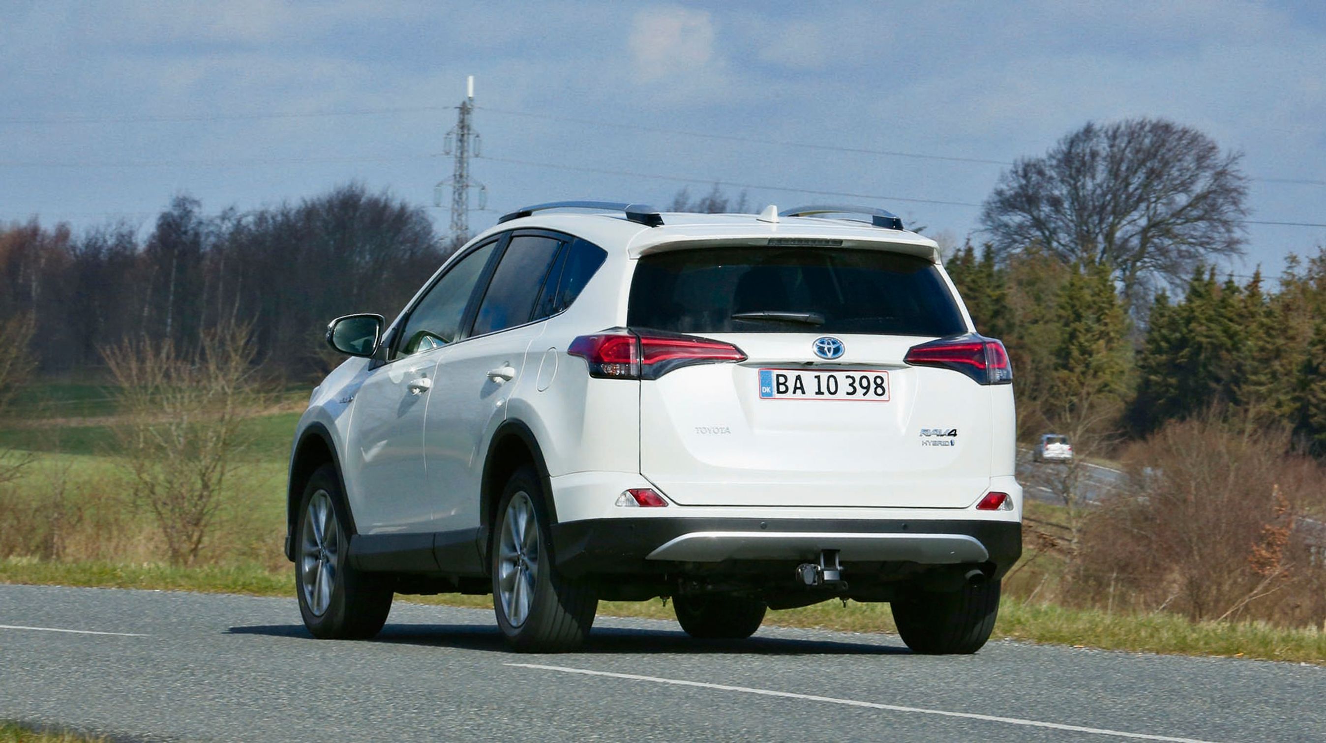 Designet på Toyota RAV4 har fået mere kant, og bagsædet byder på fremragende plads.