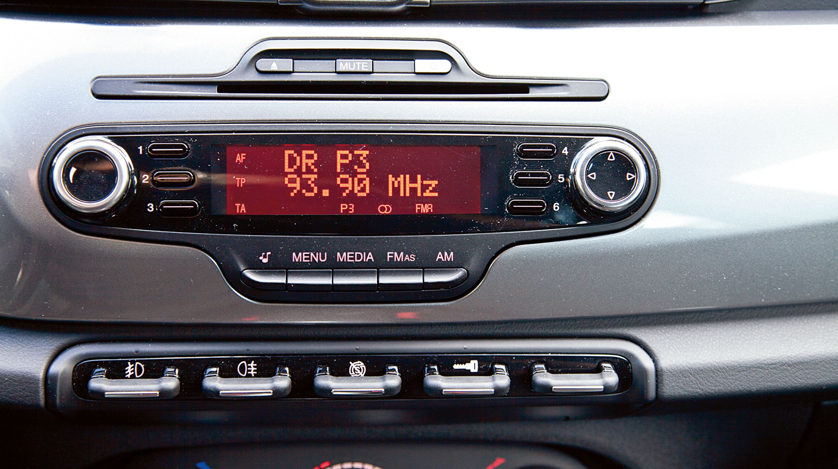 Radioen er flot integreret i instrumentbordet og styres let fra rattet. Vippekontakterne sender en hilsen til tidligere Alfa-modeller.