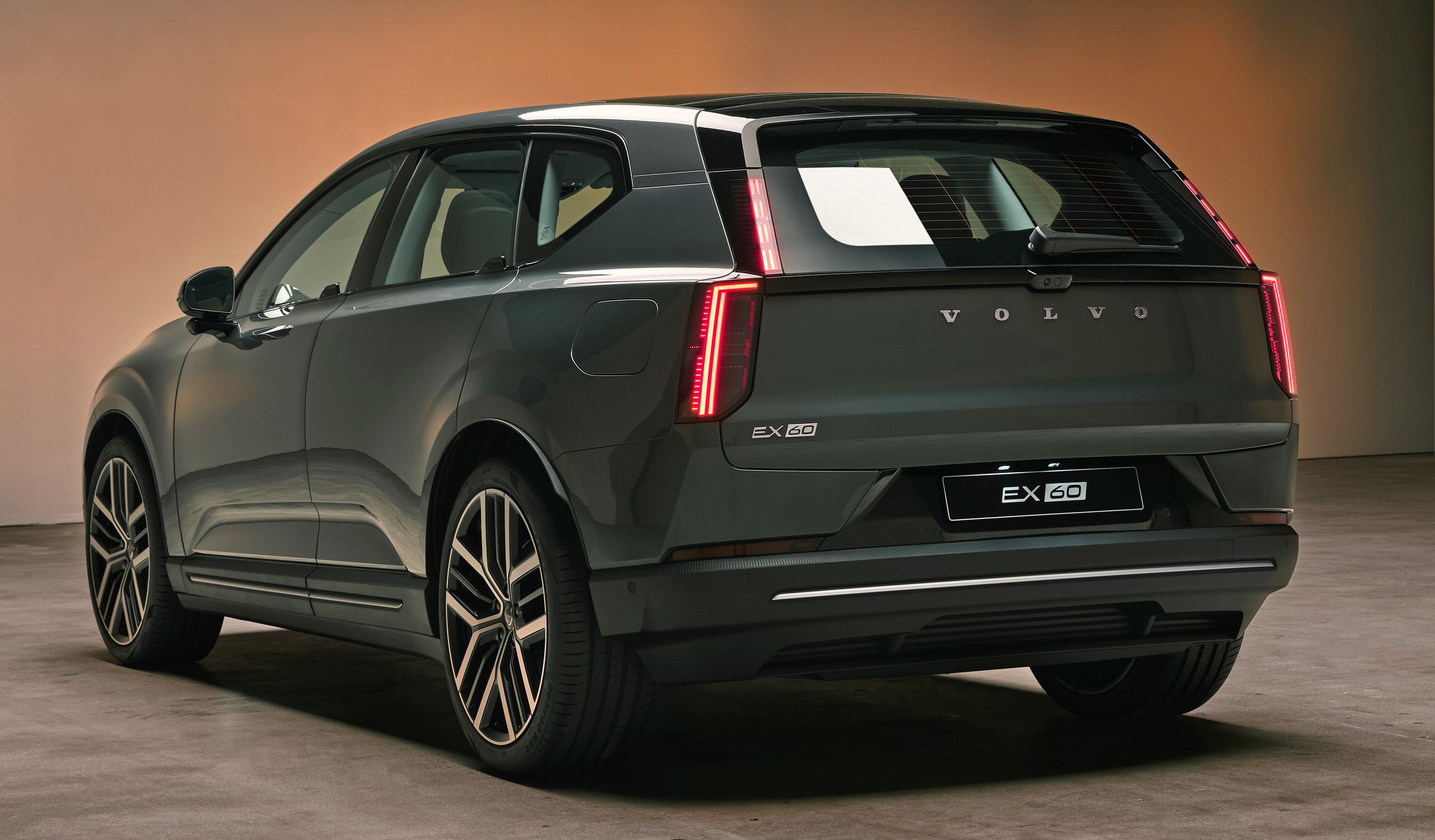 Grønlig Volvo EX60 bagfra.