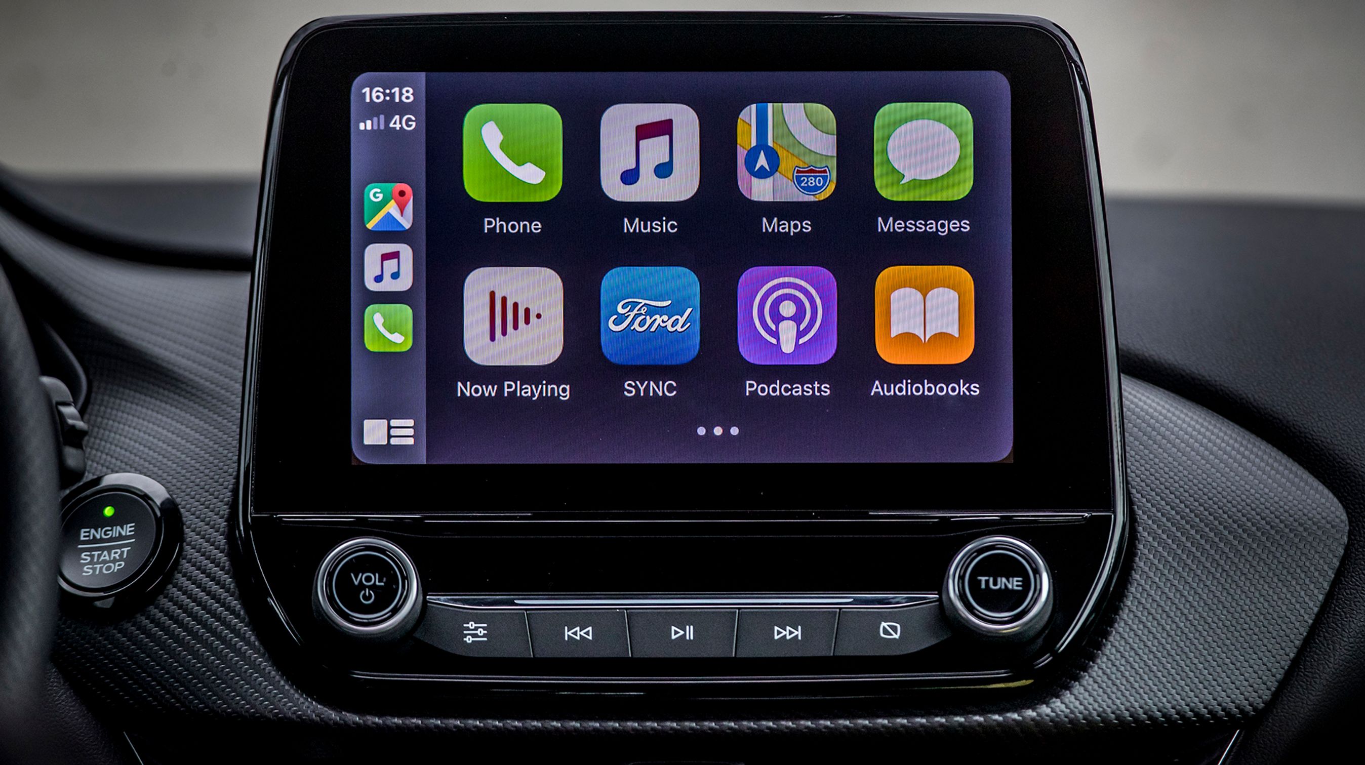 I midten af instrumentbordet findes en stor trykskærm, der bl.a. indeholder Apple CarPlay. I Ford-menuerne kan man vælge danske tekster.