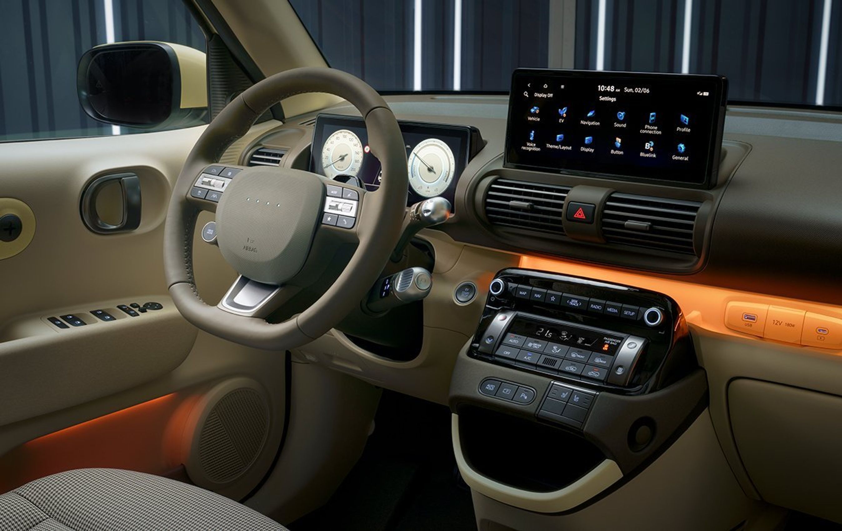 Førerpladsen i Hyundai Inster.