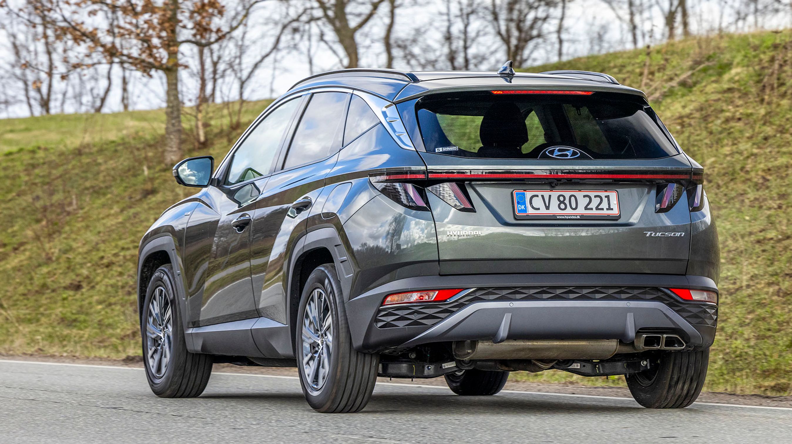 Hyundai Tucson er en ny SUV med flotte linjer og ret avanceret teknik. Her er det benzinudgaven med mildhybrid-teknik vi har testet. Den koster 360.000 kr. i Advanced-udgaven med automatgear.