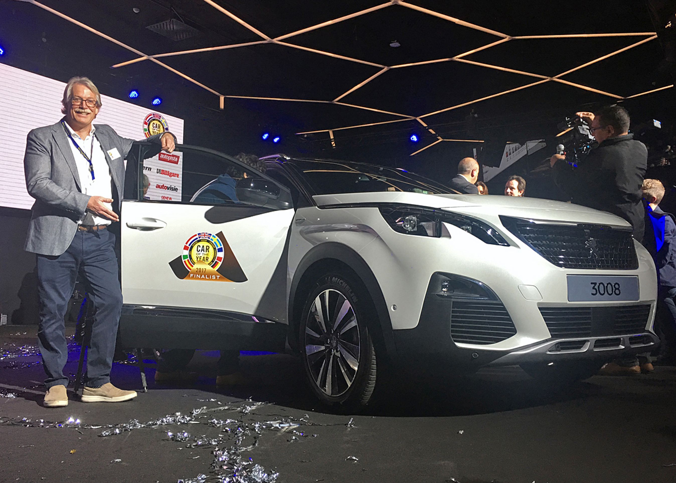 Det danske medlem af juryen bag Car of the Year, Søren W. Rasmussen, med vinderbilen i Genève. Det var også hans personlige favorit.