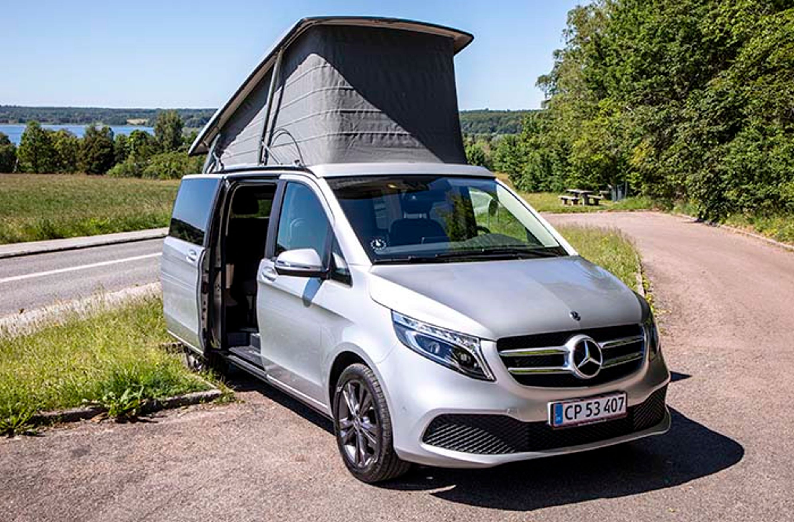 Med taget slået op bliver der enten ståhøjde inde i bilen eller to ekstra sovepladser på første sal. Taget er elektrisk betjent.