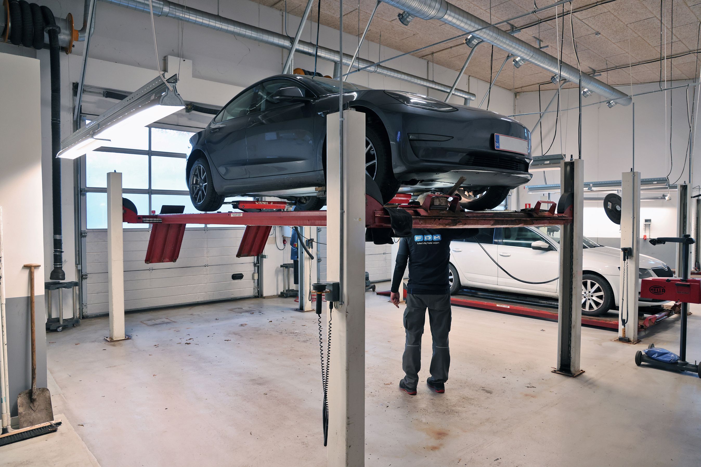 Færdselsstyrelsen giver FDM ret: Tesla-modeller har for meget slør