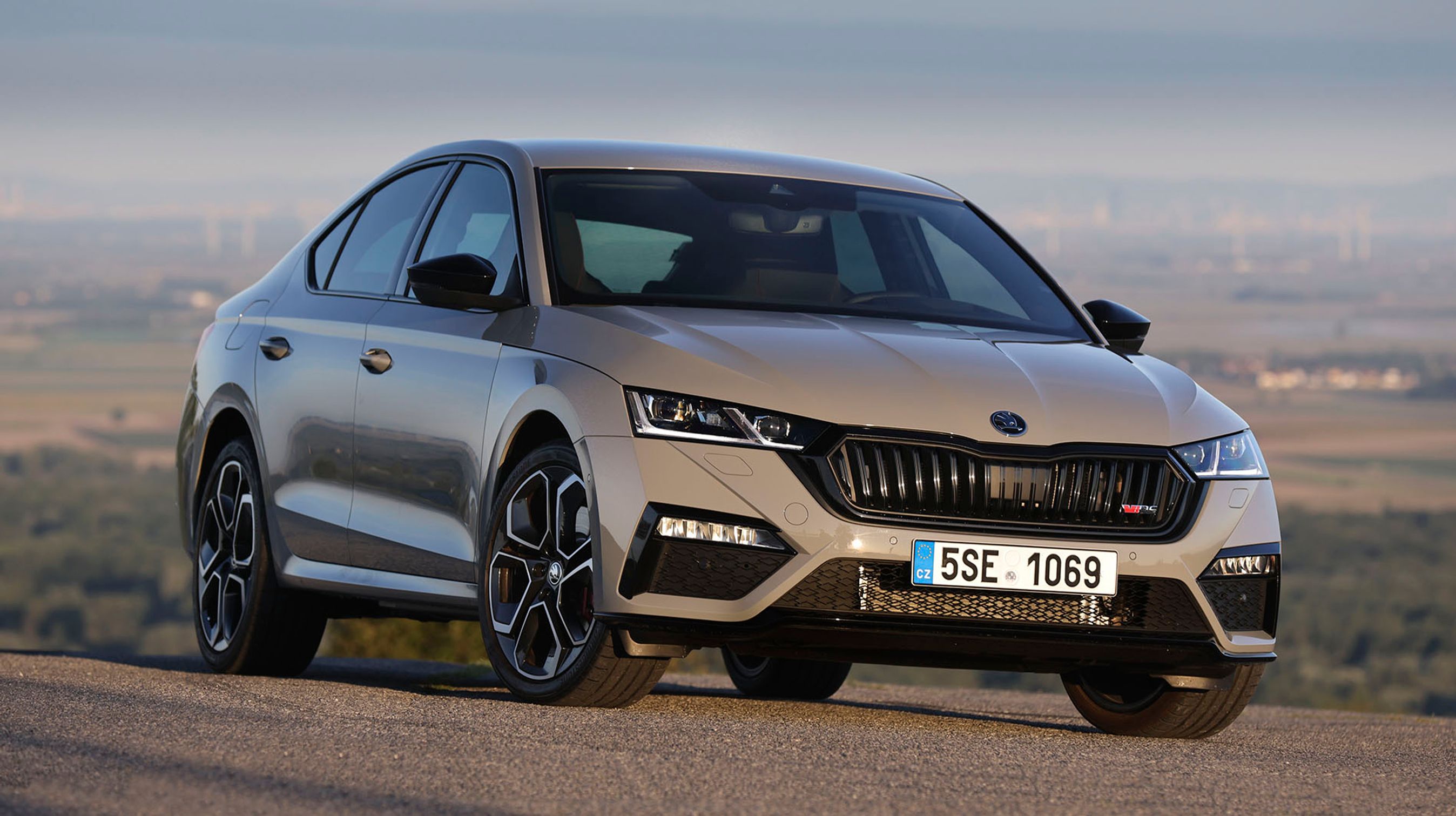 Plugin-hybrid-udgaven af Skoda Octavia kommer i to versioner, hvor grundudgaven yder 204 hk, og topudgaven RS (Billedet) yder hele 245 hk. Selve den bagvedliggende grundteknik er dog identisk på de to biler.