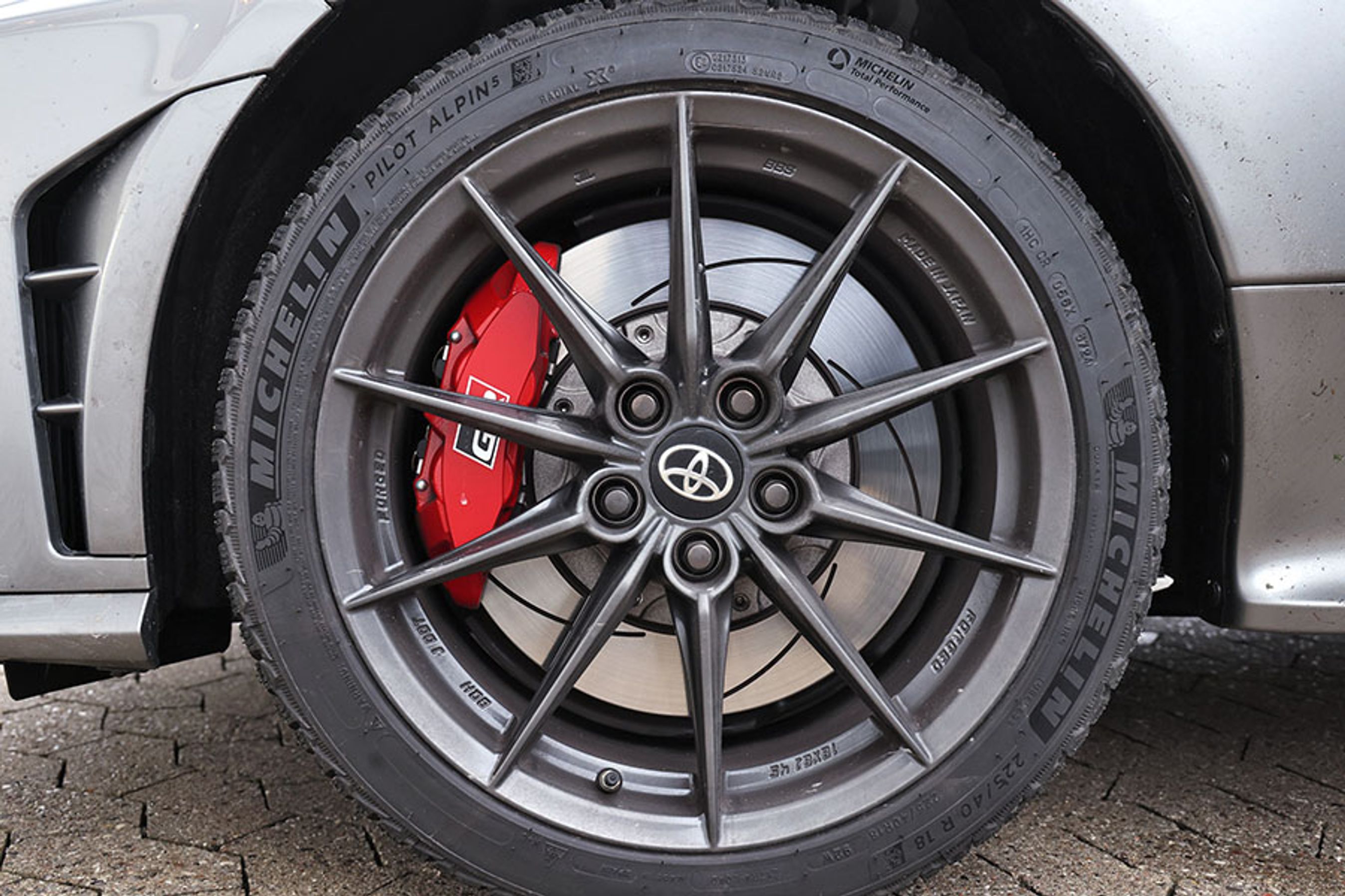 18”-alufælgene er smedede, og det giver større styrke og lavere vægt. Bremserne er også dimensioneret til at blive brugt, og man kan virkelig mærke, at der ikke er sparet på de vigtigste punkter.