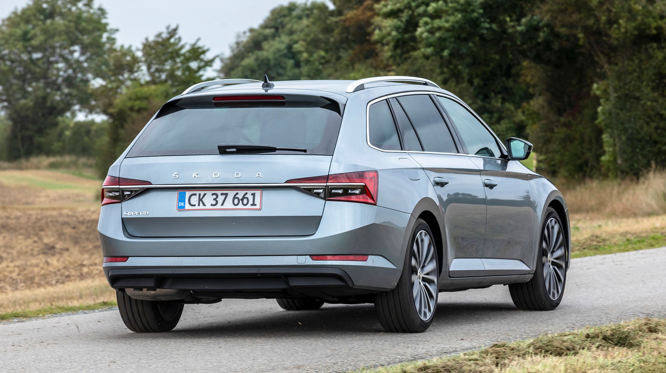Kromlisten, der forbinder de to baglygter, er den nemmeste måde at spotte faceliftet af Skoda Superb. Ellers er designet som altid stringent og elegant. Alt det, som Skoda ikke var i 1980’erne.