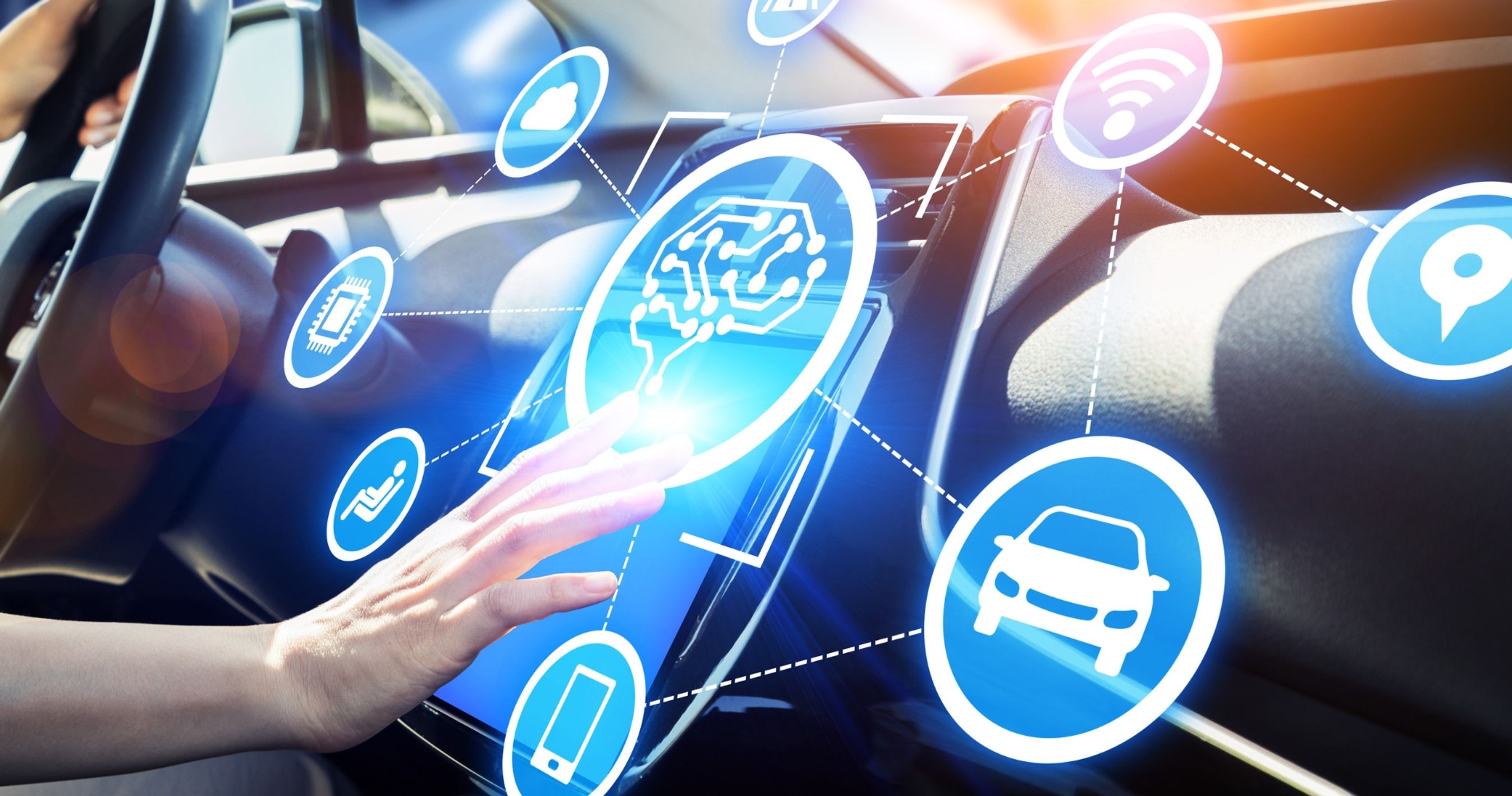 Hånd betjener infotainmentskærm i bil