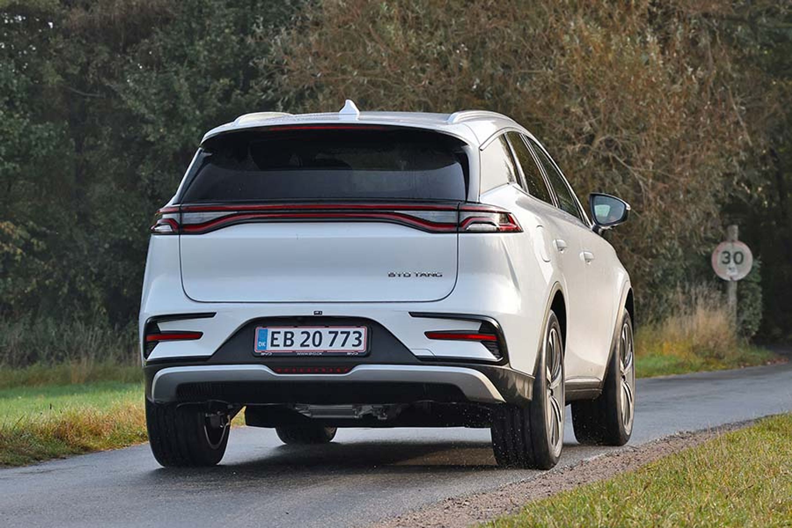 Elbilen BYD Tang set bagfra, mens den kører på en vej