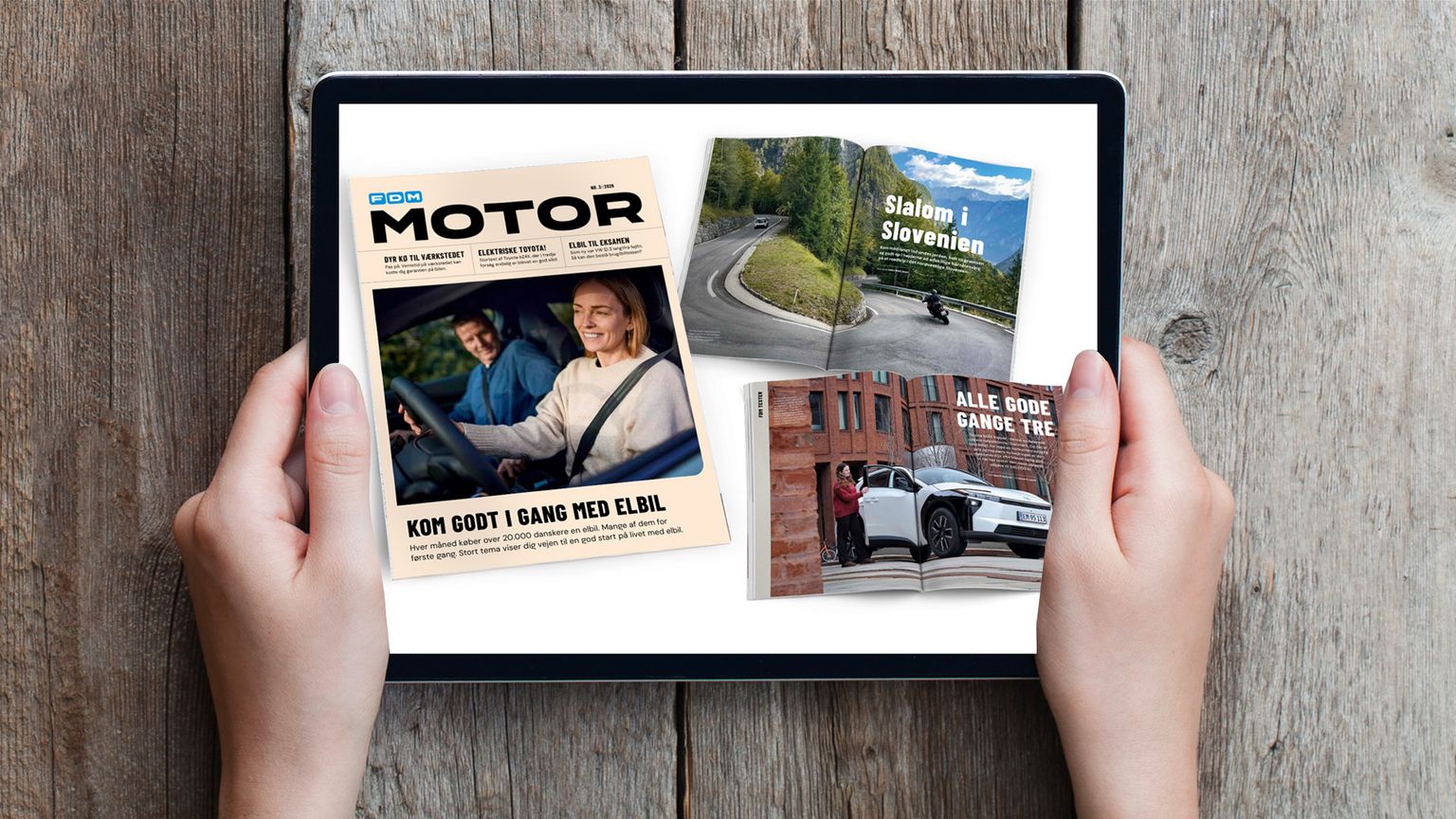 Hænder holder iPad med sider fra Motor 3/26 på skærmen