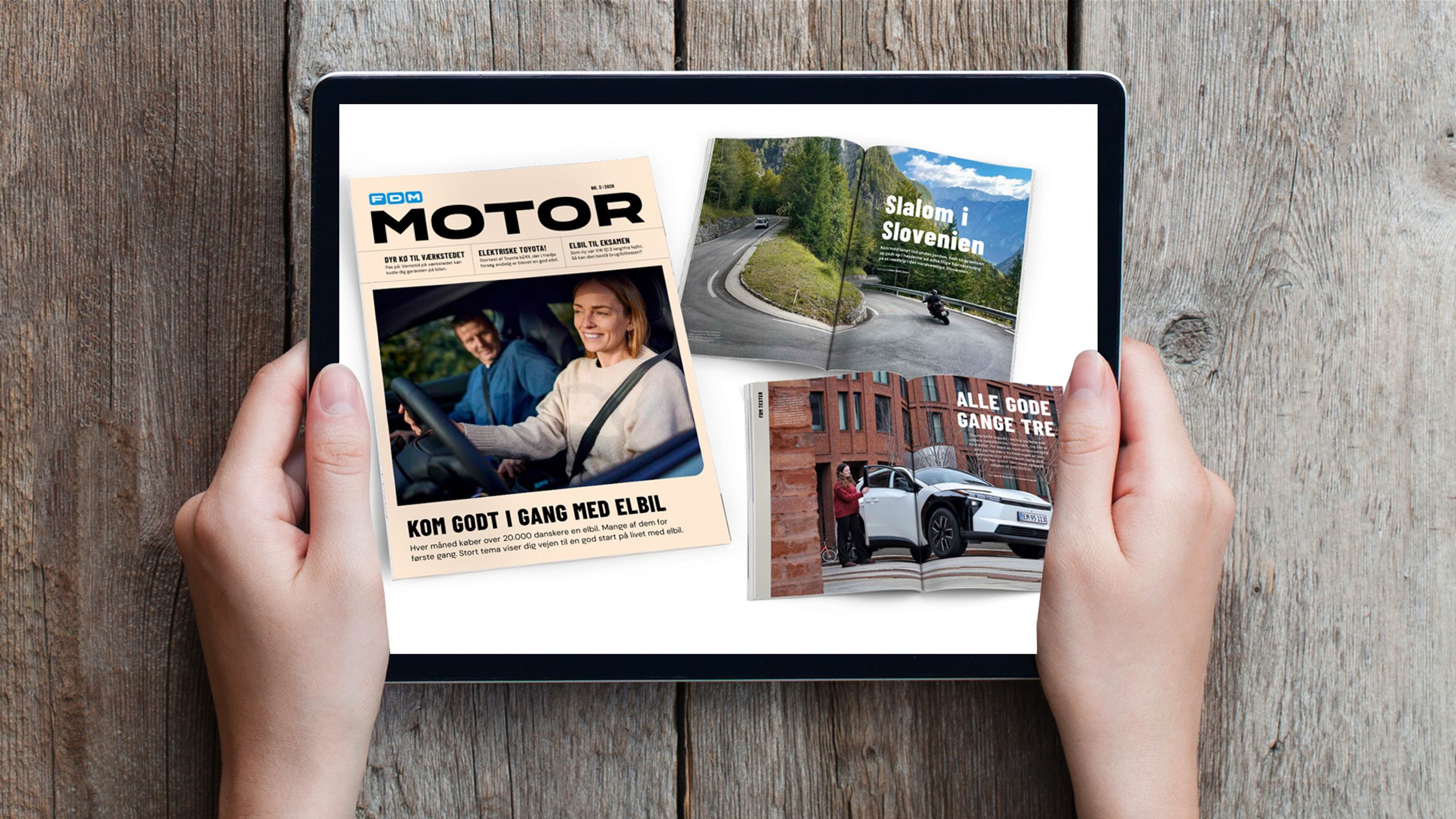 Hænder holder iPad med sider fra Motor 3/26 på skærmen