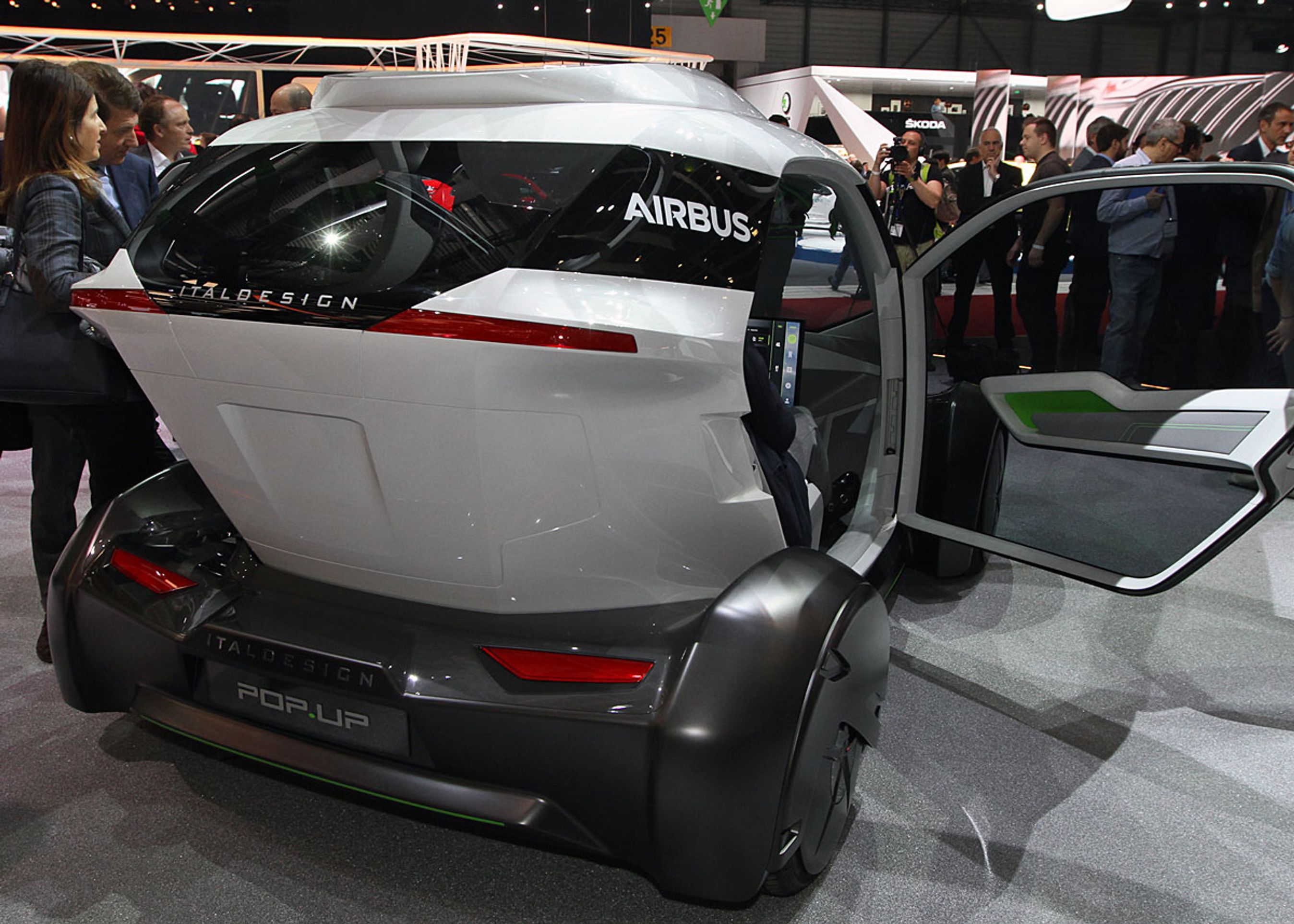 Kabinen er 2,6 meter lang, 1,5 meter bred og 1,4 meter høj. Den har palds til to personer.