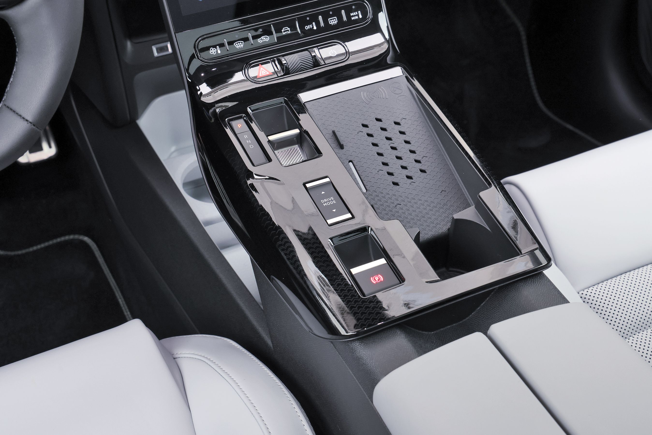 Gearvælger og fralægningsplads mellem forsæderne på en Citroën Ë-C5 Aircross