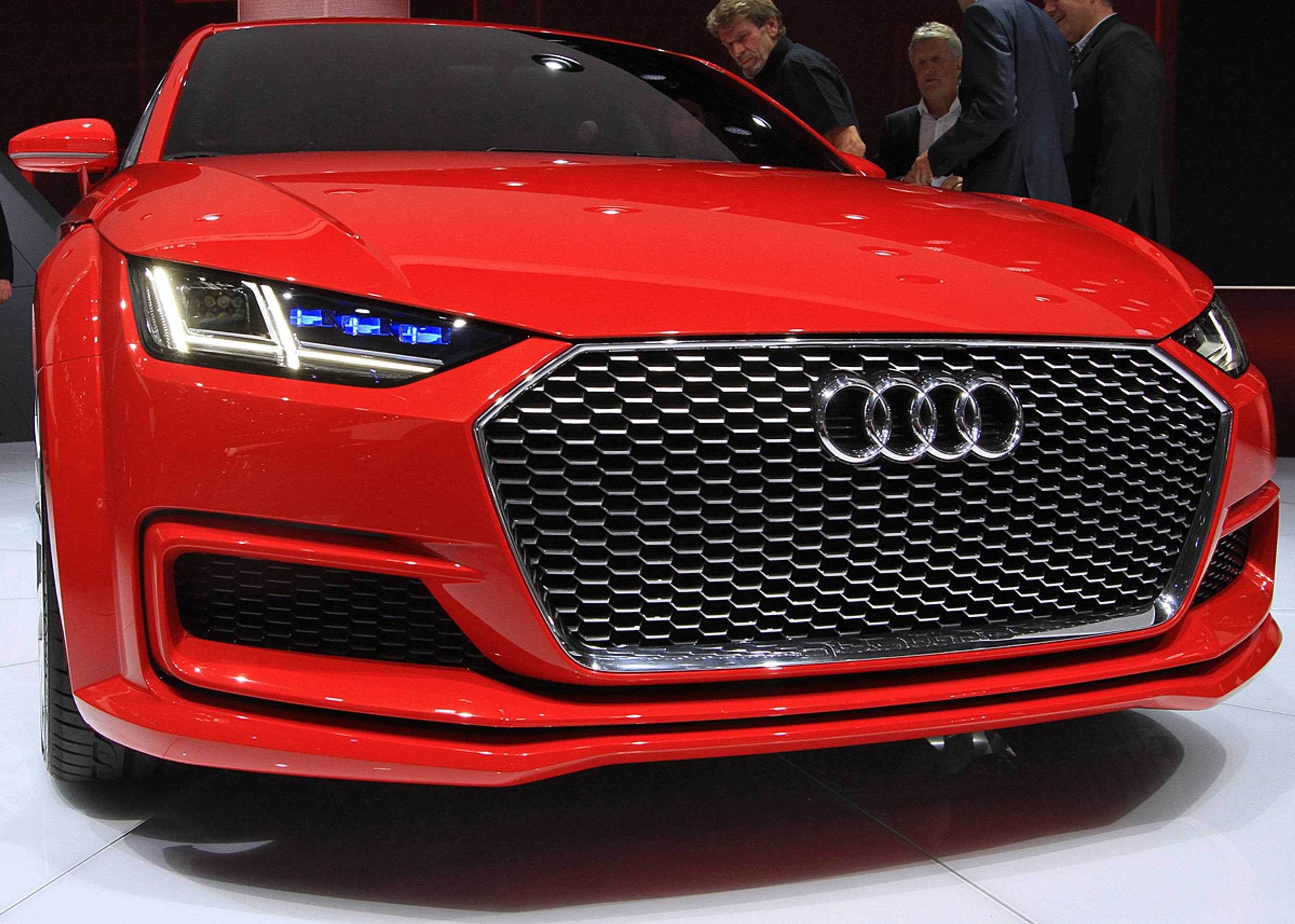 Audi TT Sportback Concept udstilles i Paris i farven 'Mars rød.'