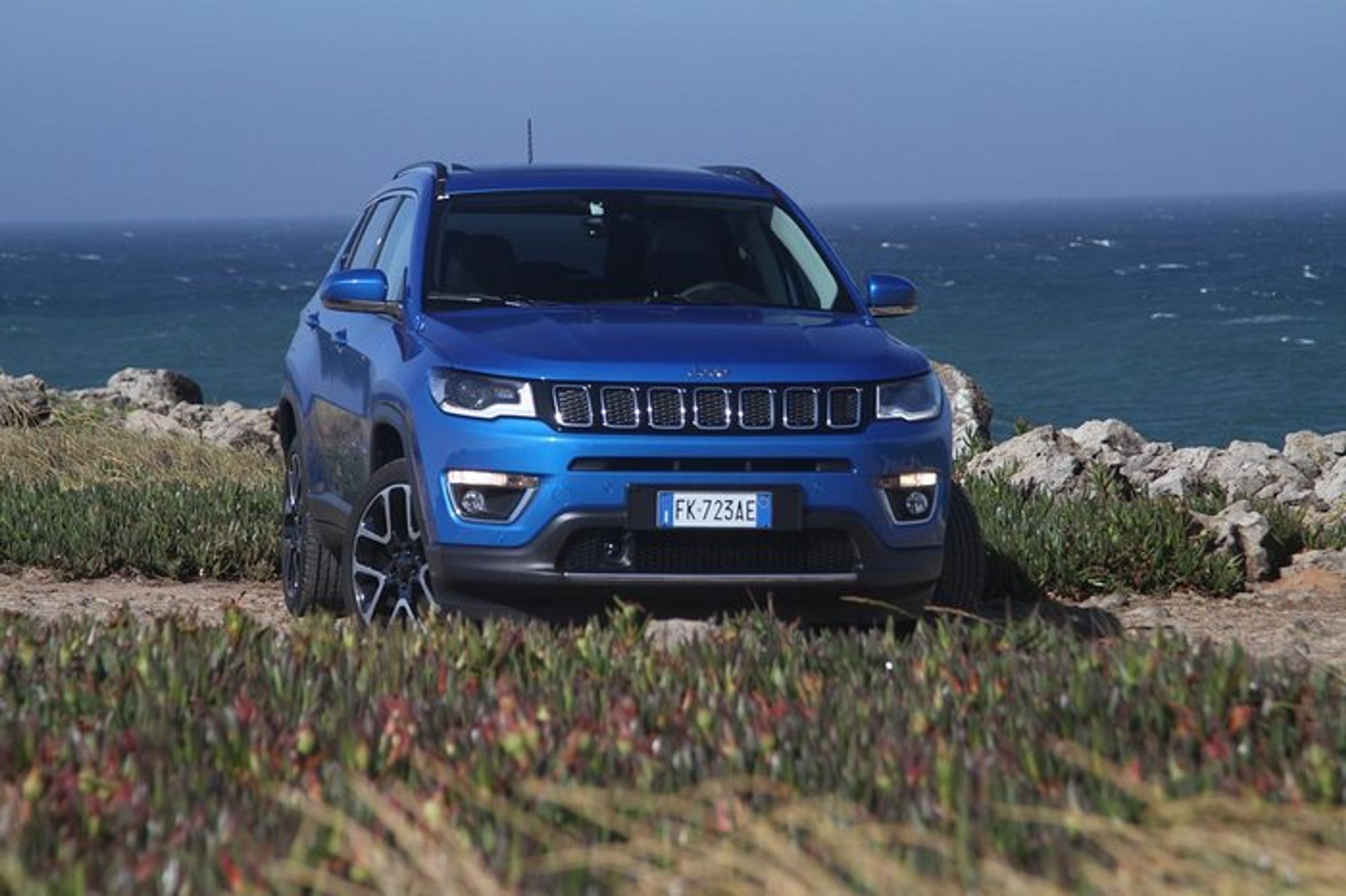 Jeep Compass er en ganske elegant og nobel bil med den karakteristiske syv-grill i en nedtonet udgave.