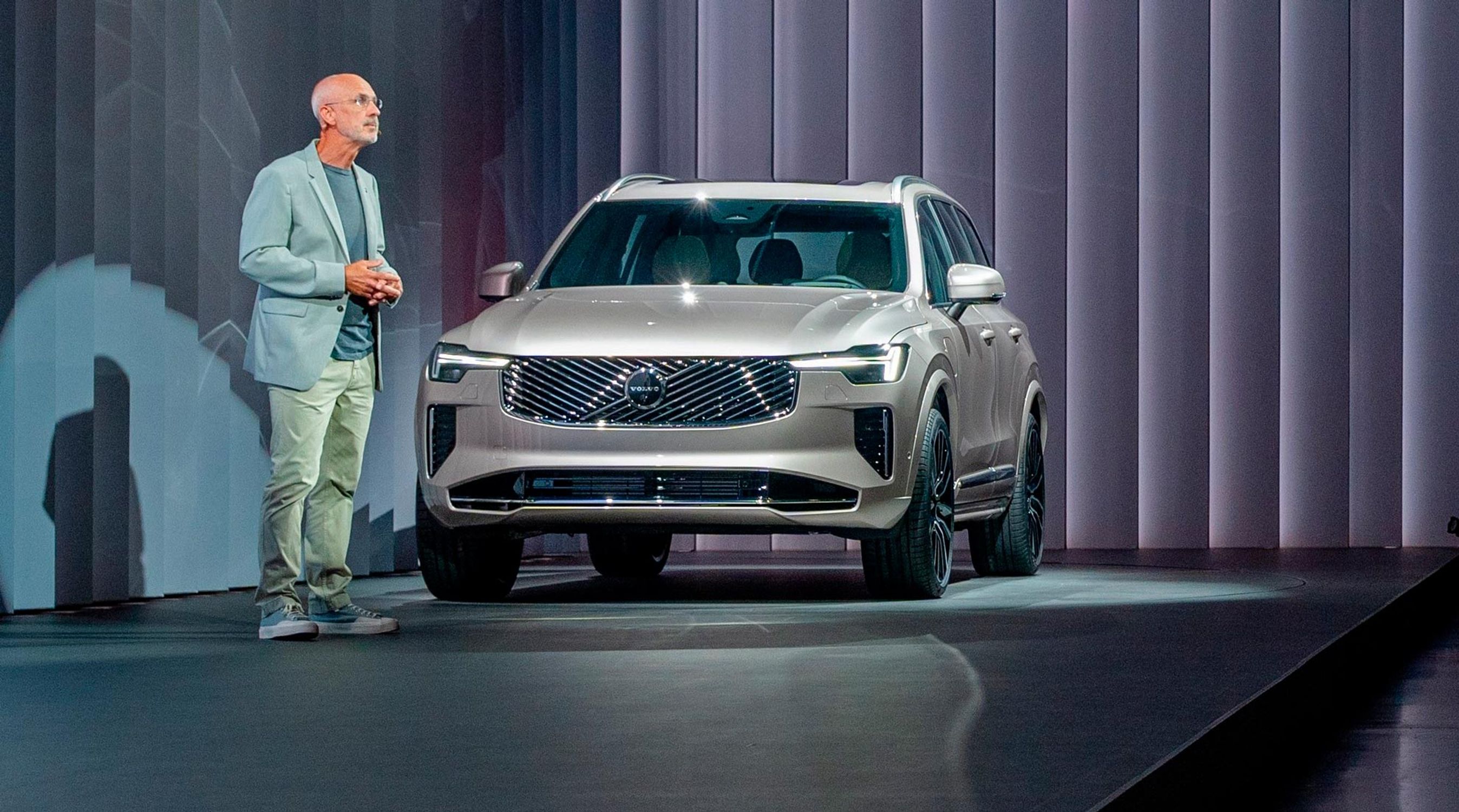 Mand på scene foran SUV.