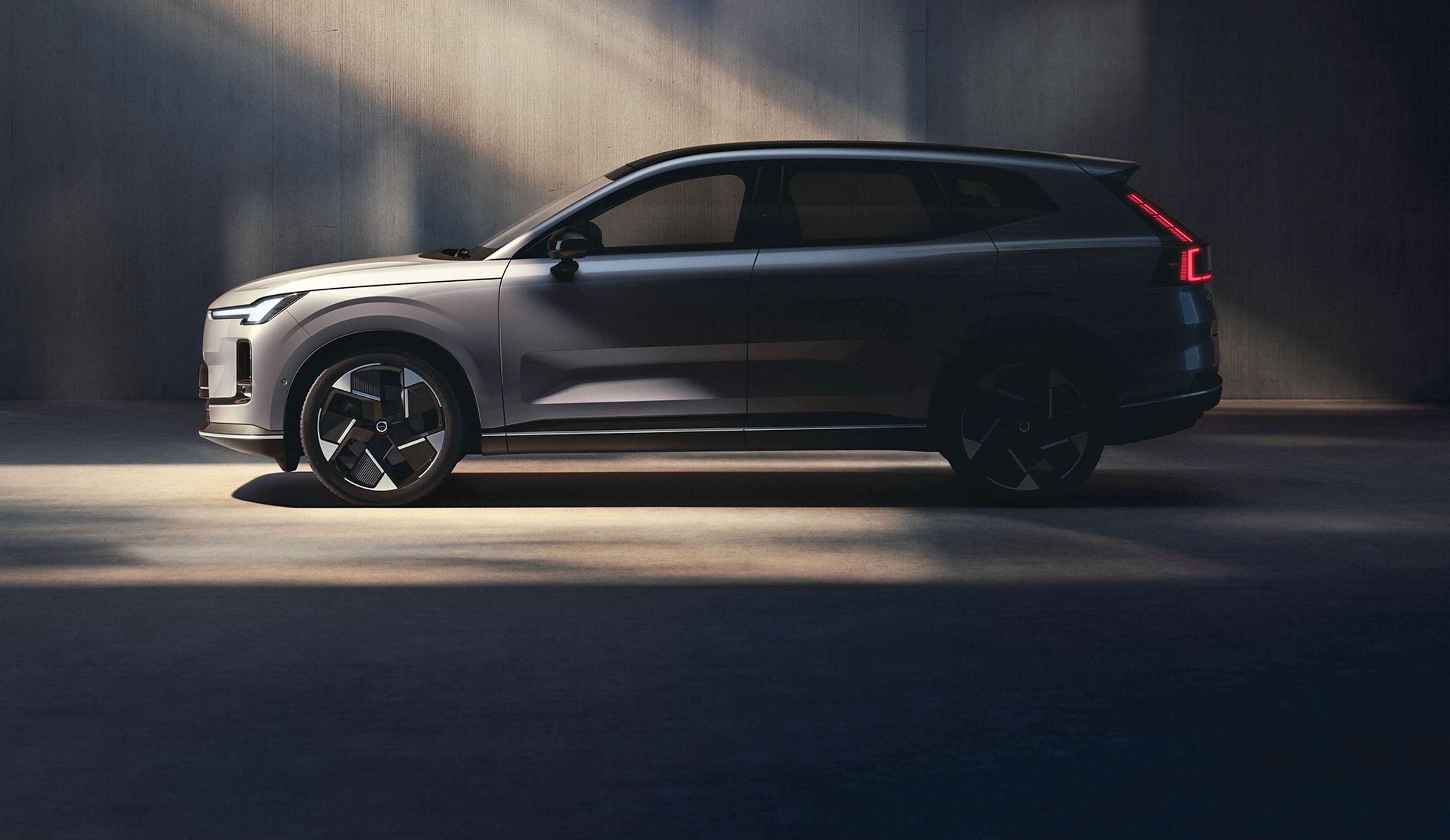 SUV i profil i halvmørke.