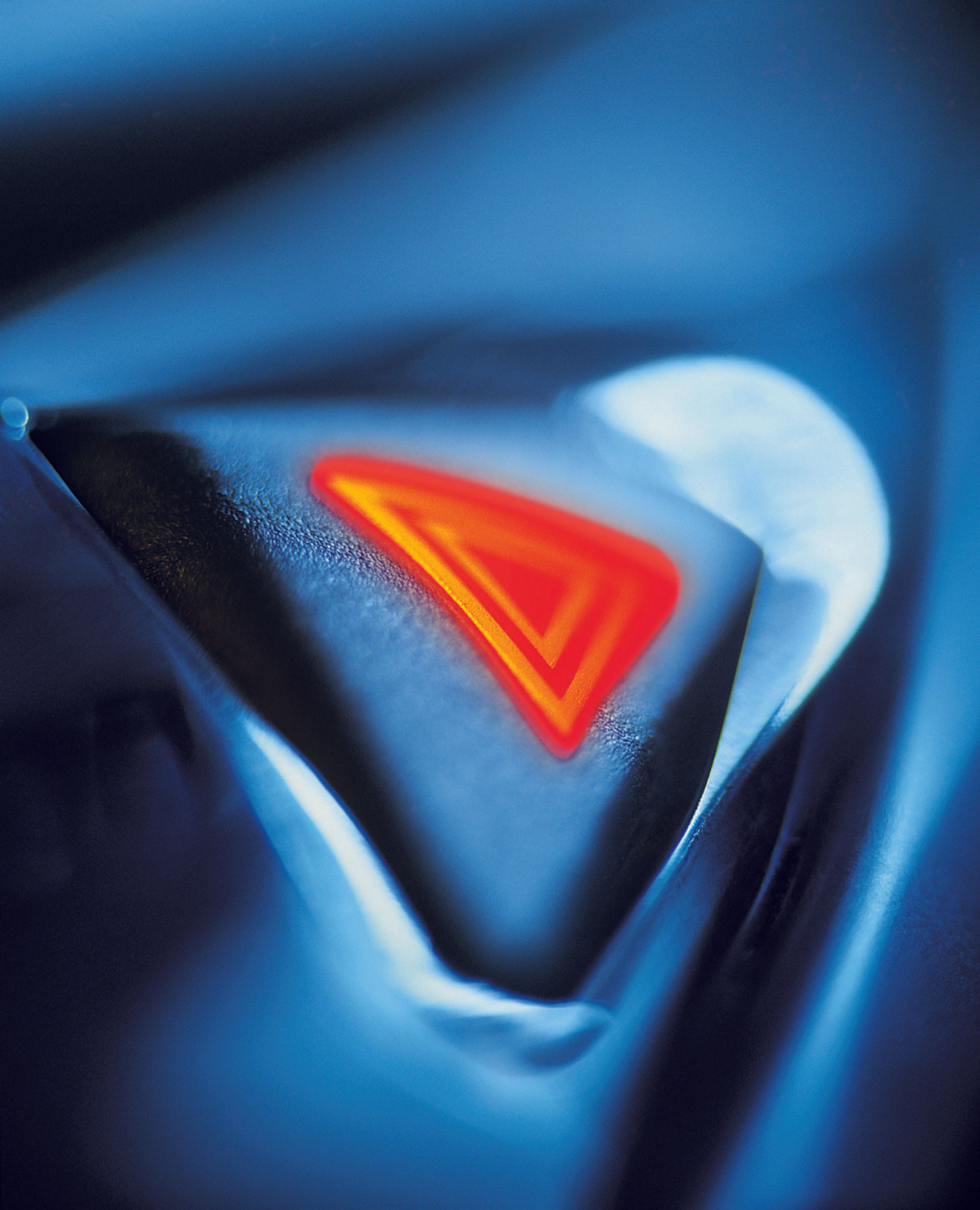 Hvis bilen kommer ud for et uheld eller et stop på motorvej skal du tænde for katastrofeblinket