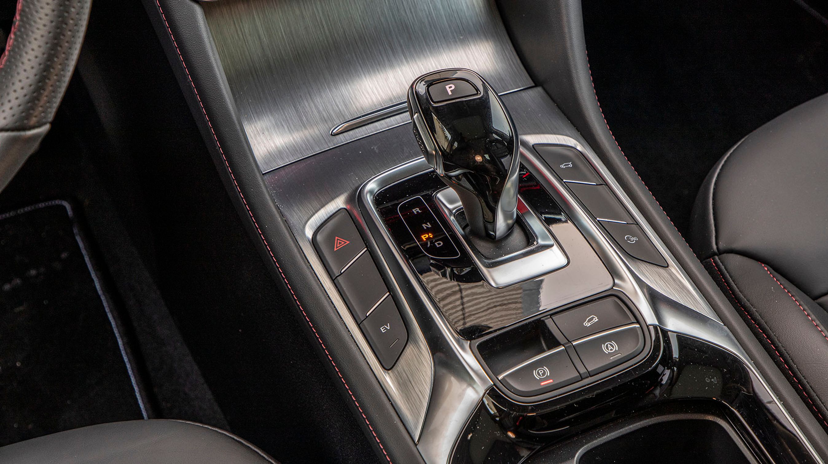 Gearstangen er elektronisk og springer selv i P, når motoren slukkes.