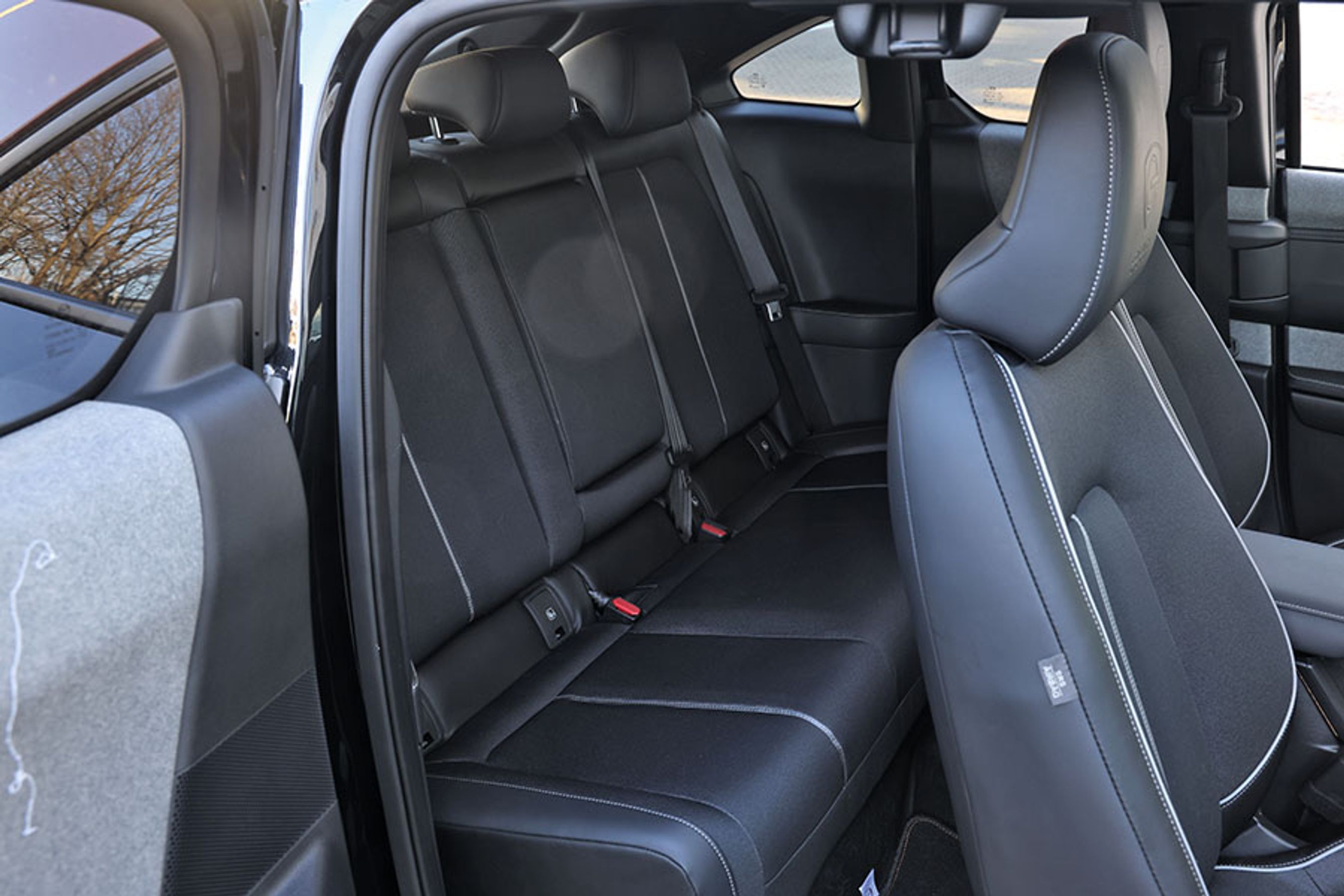 Bagsædet er bestemt ikke bilens force. Der er kneben plads, men da bagdørene åbner bagud, bliver adgangen egentlig o.k. Man kan dog kun åbne bagdørene, når fordørene er åbne.