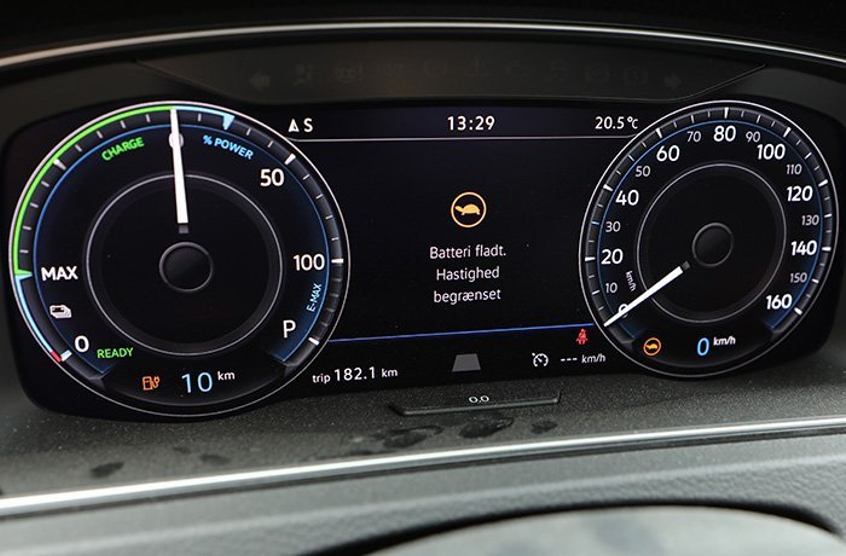 Hvis elbilen er ved at løbe helt tør for strøm, så slår den automatisk klimaanlæg eller aircondition fra.