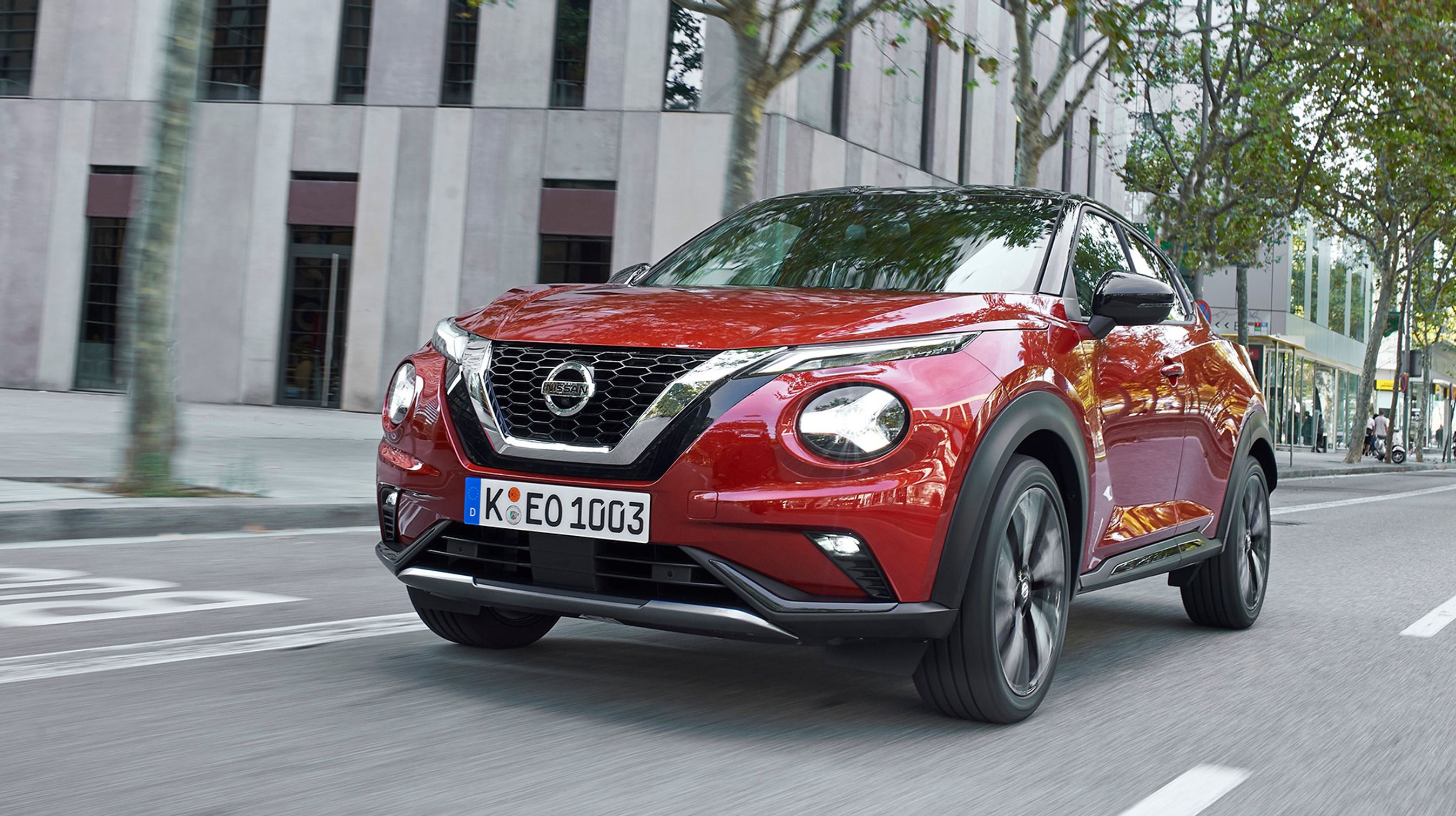 Nissan Juke har fået en mere afdæmpet front. Væk er de spøjse frøøjne. I stedet har crossoveren fået nogle runde, supplerende forlygter.