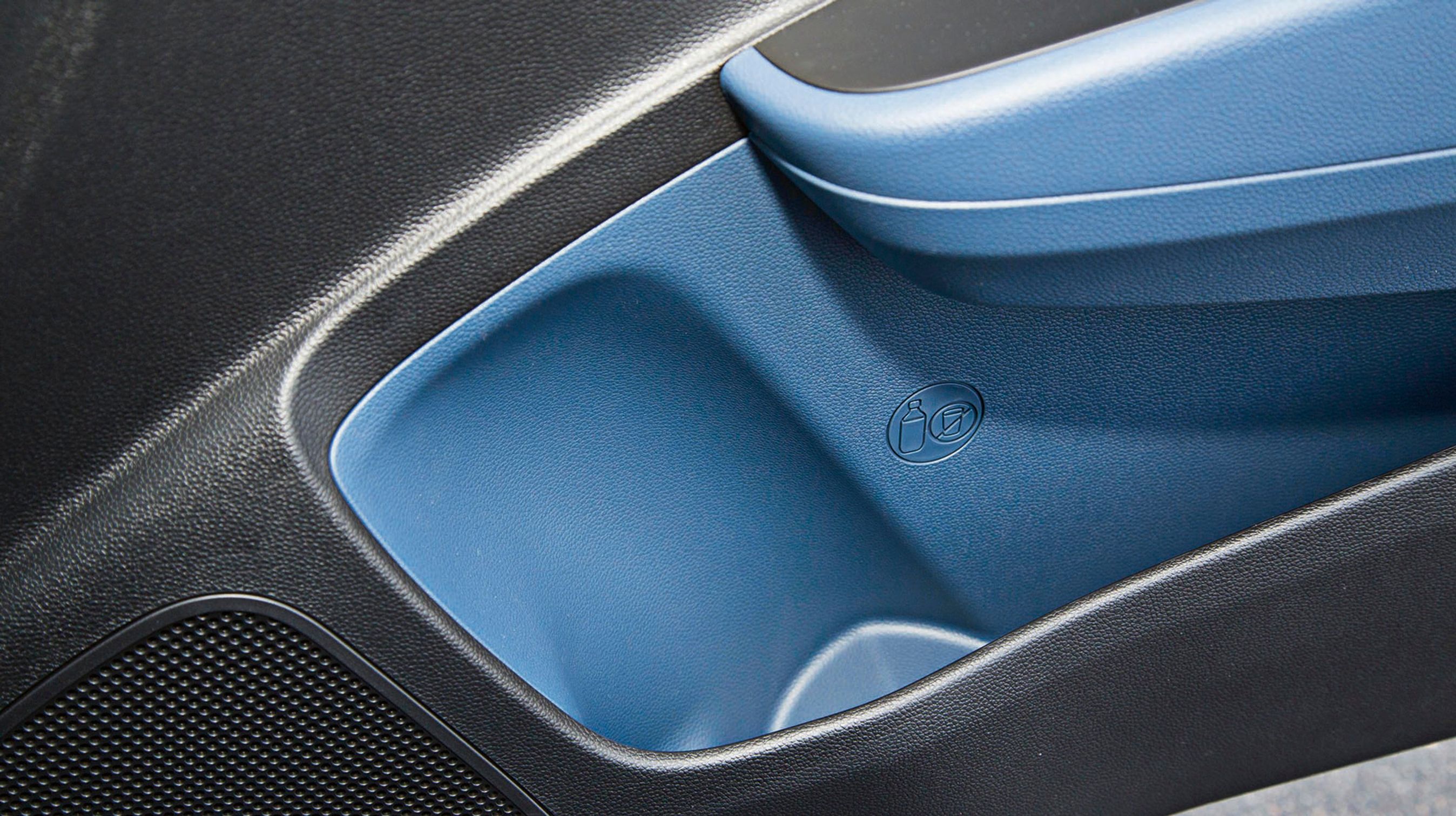 På nær billigste udgave følger interiørfarven den udvendige farve. Det liver godt op i kabinen, og selv dørlommerne (billedet) er indfarvede.