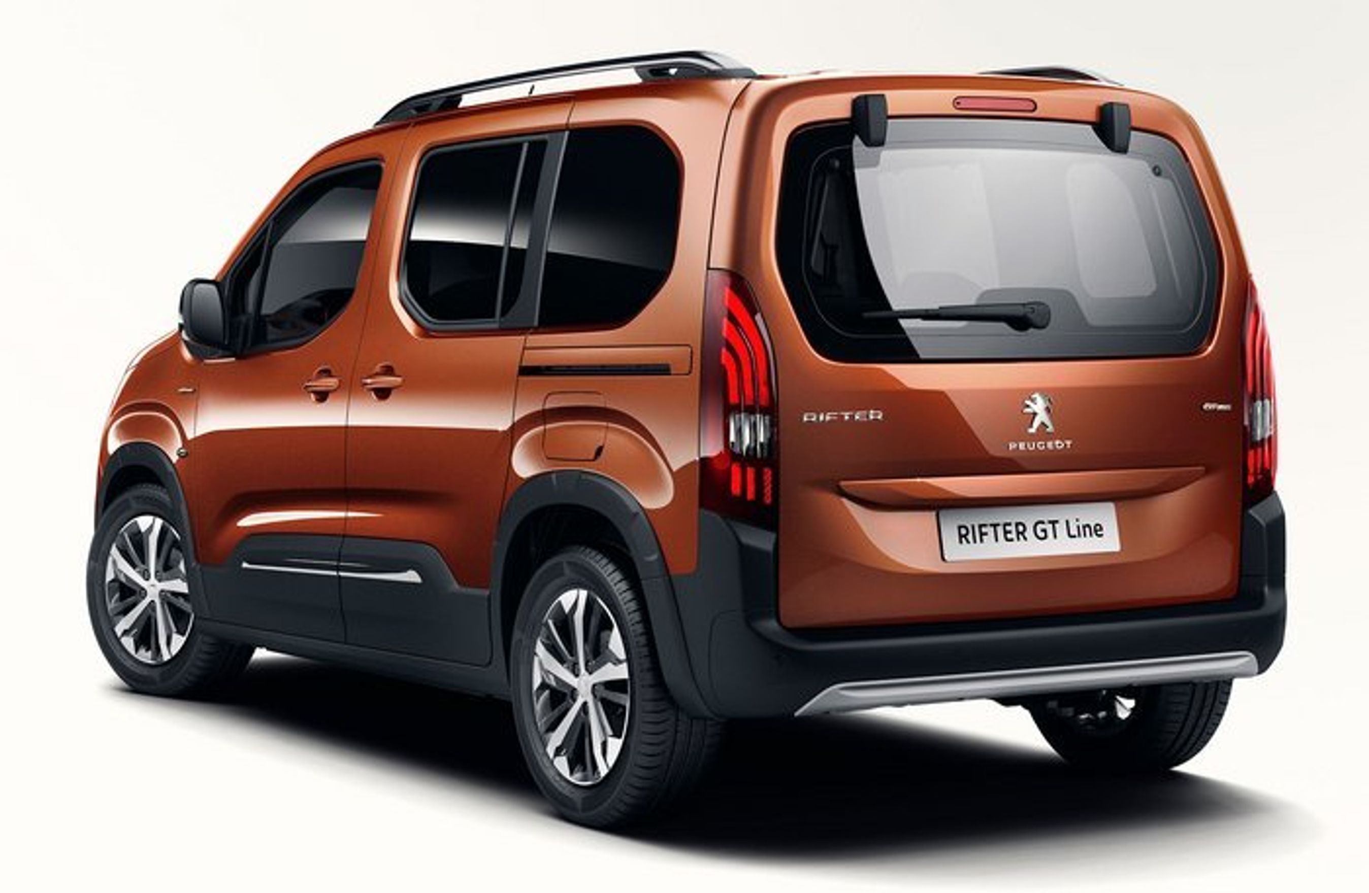 Den korte Rifter bagfra.