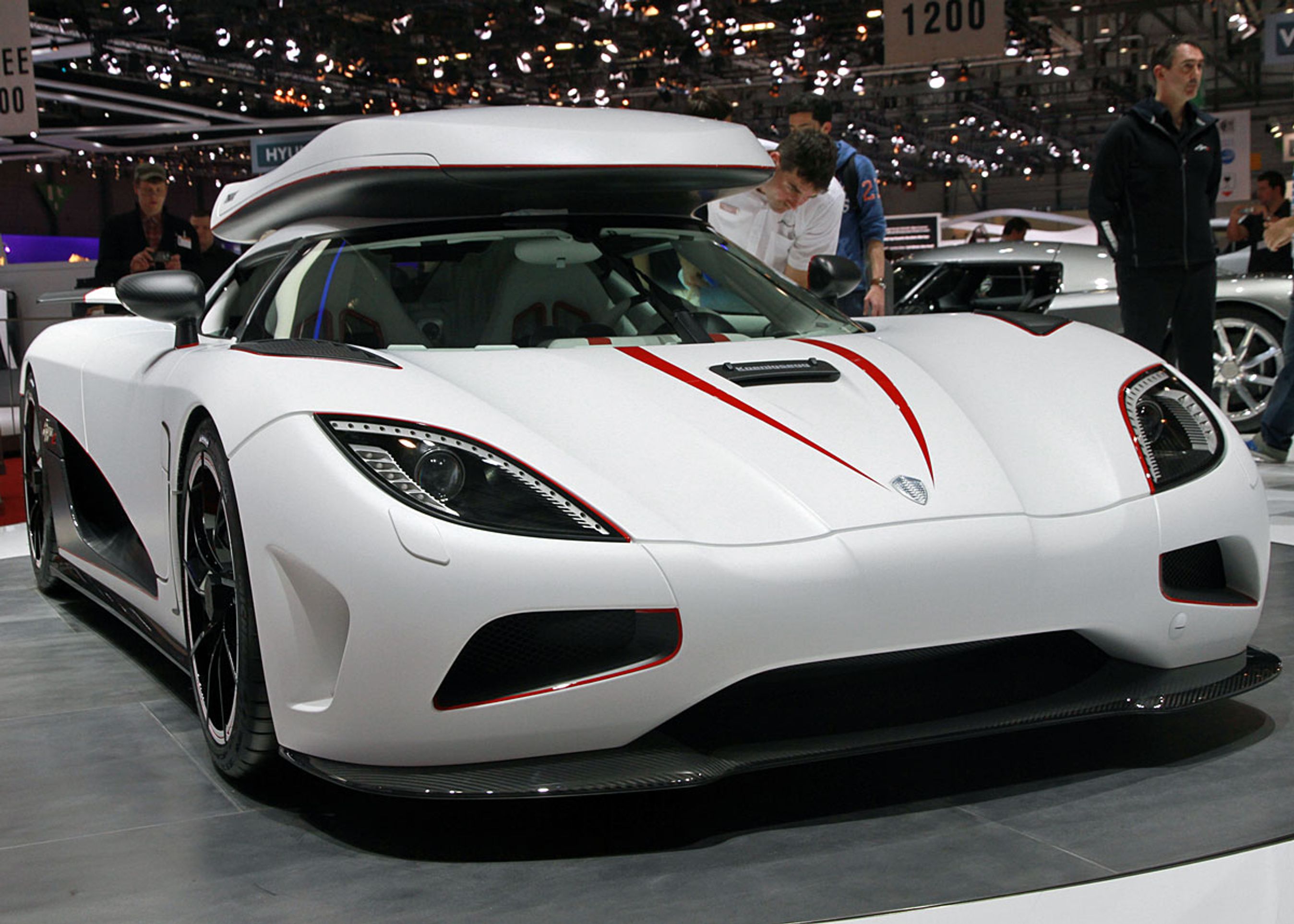 Koenigsegg Agera huser 1.115 hestekræfter, der er opstaldet bag ved føreren.