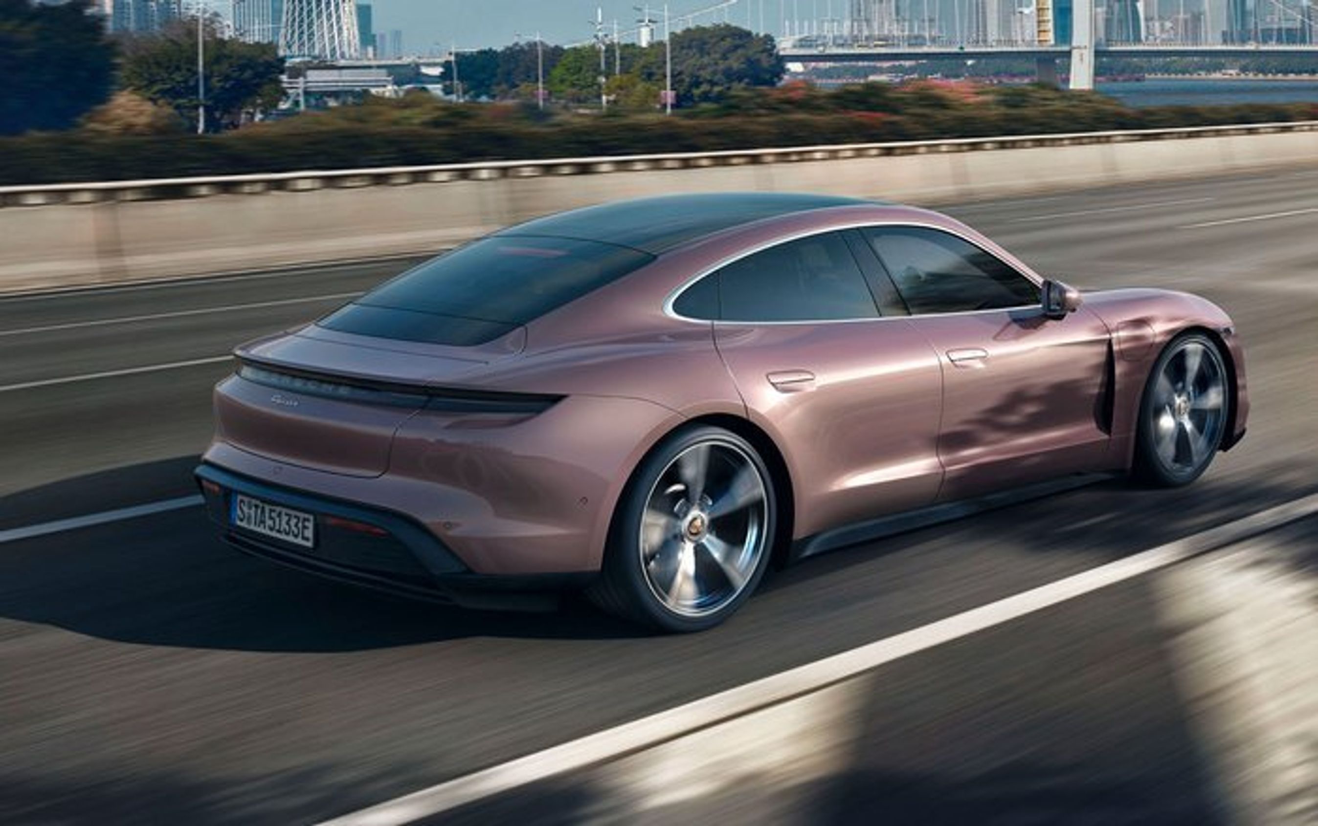 Elbilen Porsche Taycan er klar i en baghjulstrukket grundmodel, der koster fra 750.000-800.000 afhængig af batteristørrelse.