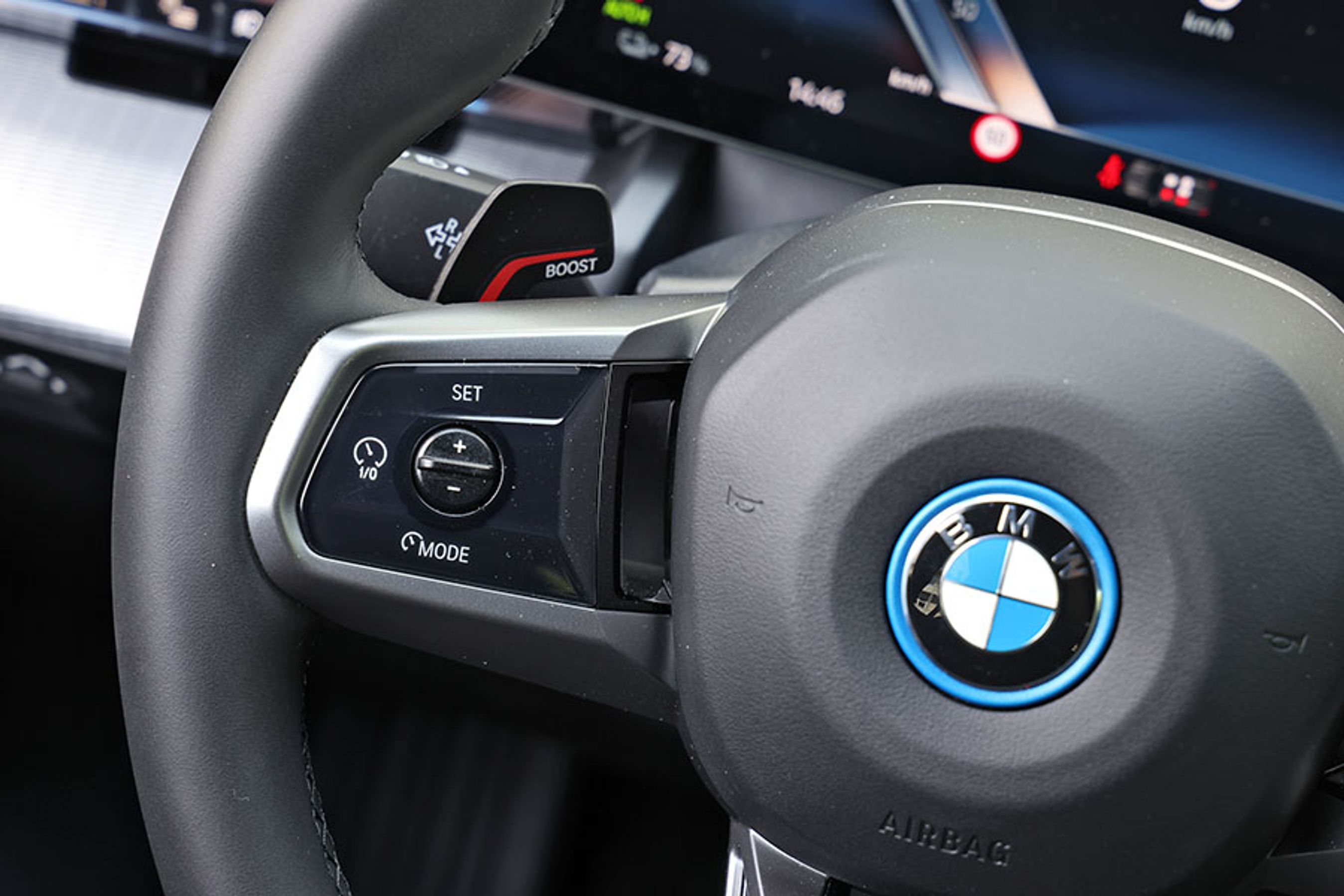 Køreassistenterne er meget avancerede, men betjeningen er meget enkel og i øvrigt den samme, som du finder i BMW’s andre bilmodeller. SET-knappen kan med et langt tryk stoppe alarmen for overskridelse af fartgrænser – det kan være interessant i områder, hvor bilen angiver en lavere fartgrænse, end det er tilfældet.